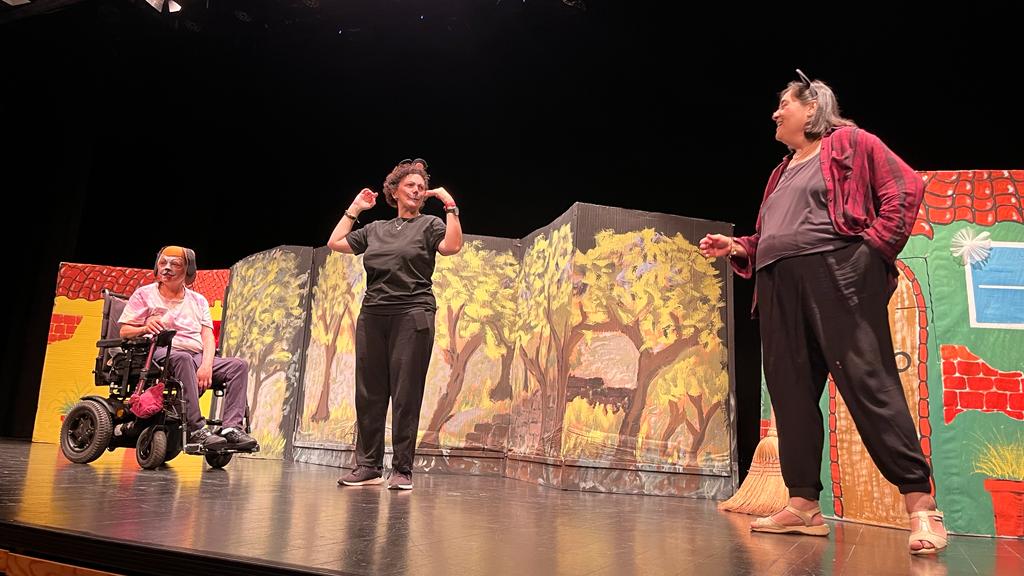 Actuación de los grupos de Cruz Blanca en la Muestra de Teatro y Danza. Foto: Mercedes Manterola