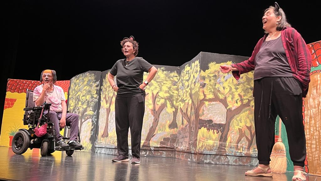 Actuación de los grupos de Cruz Blanca en la Muestra de Teatro y Danza. Foto: Mercedes Manterola