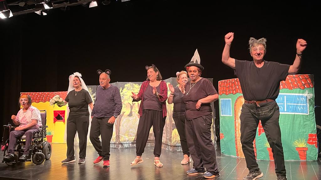 Actuación de los grupos de Cruz Blanca en la Muestra de Teatro y Danza. Foto: Mercedes Manterola