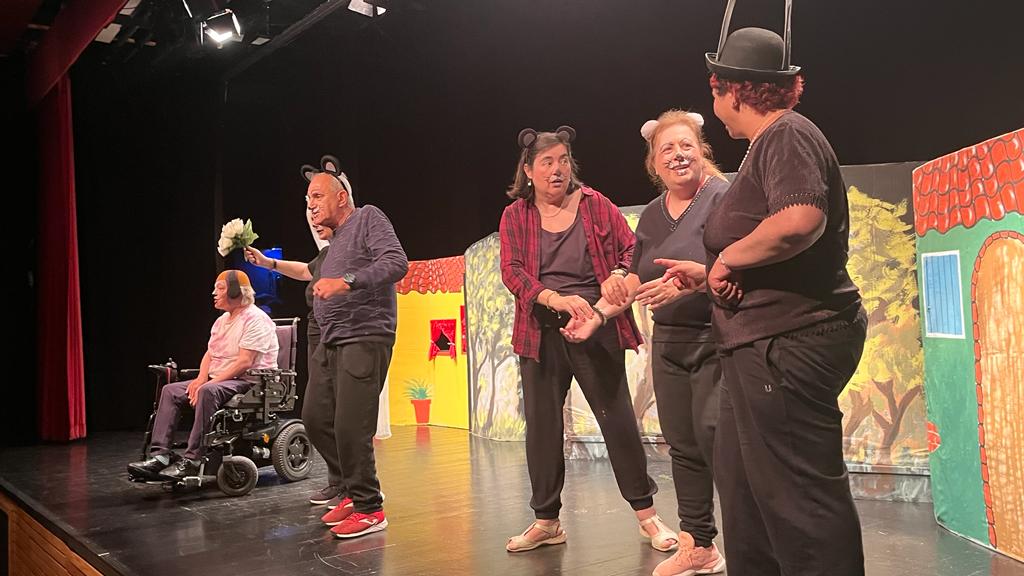 Actuación de los grupos de Cruz Blanca en la Muestra de Teatro y Danza. Foto: Mercedes Manterola