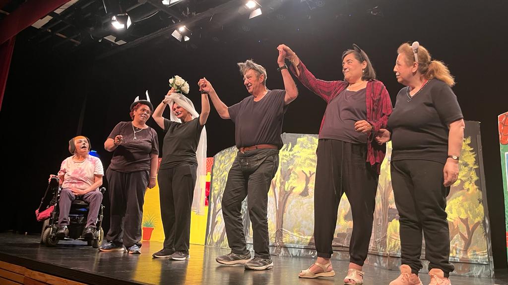 Actuación de los grupos de Cruz Blanca en la Muestra de Teatro y Danza. Foto: Mercedes Manterola