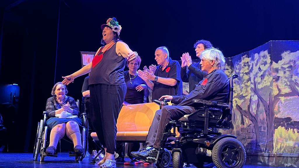 Actuación de los grupos de Cruz Blanca en la Muestra de Teatro y Danza. Foto: Mercedes Manterola