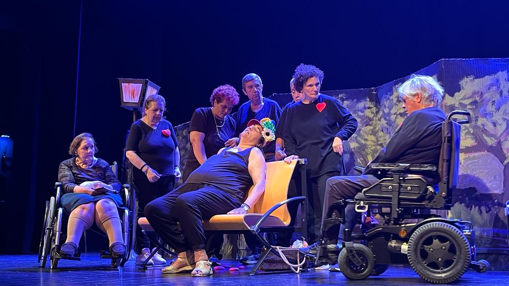 Actuación de los grupos de Cruz Blanca en la Muestra de Teatro y Danza. Foto: Mercedes Manterola