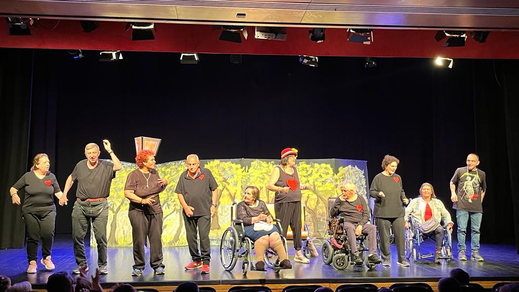 Actuación de los grupos de Cruz Blanca en la Muestra de Teatro y Danza. Foto: Mercedes Manterola