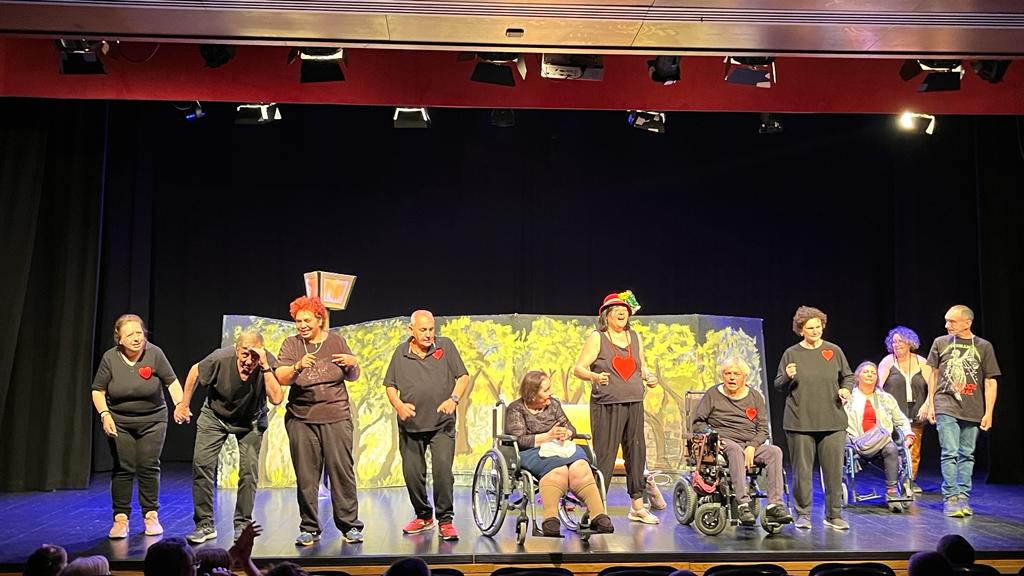 Actuación de los grupos de Cruz Blanca en la Muestra de Teatro y Danza. Foto: Mercedes Manterola