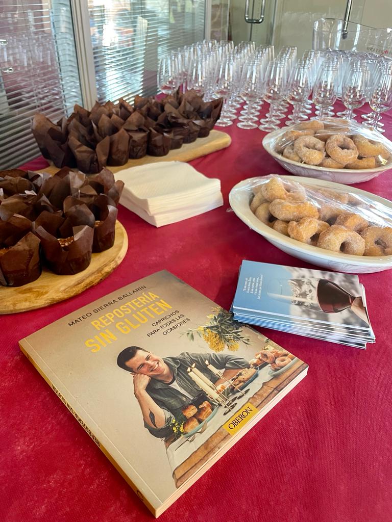 Rosquillas y bizcocho húmedo, con Repostería Sin Gluten de Mateo Sierra que contiene estas recetas