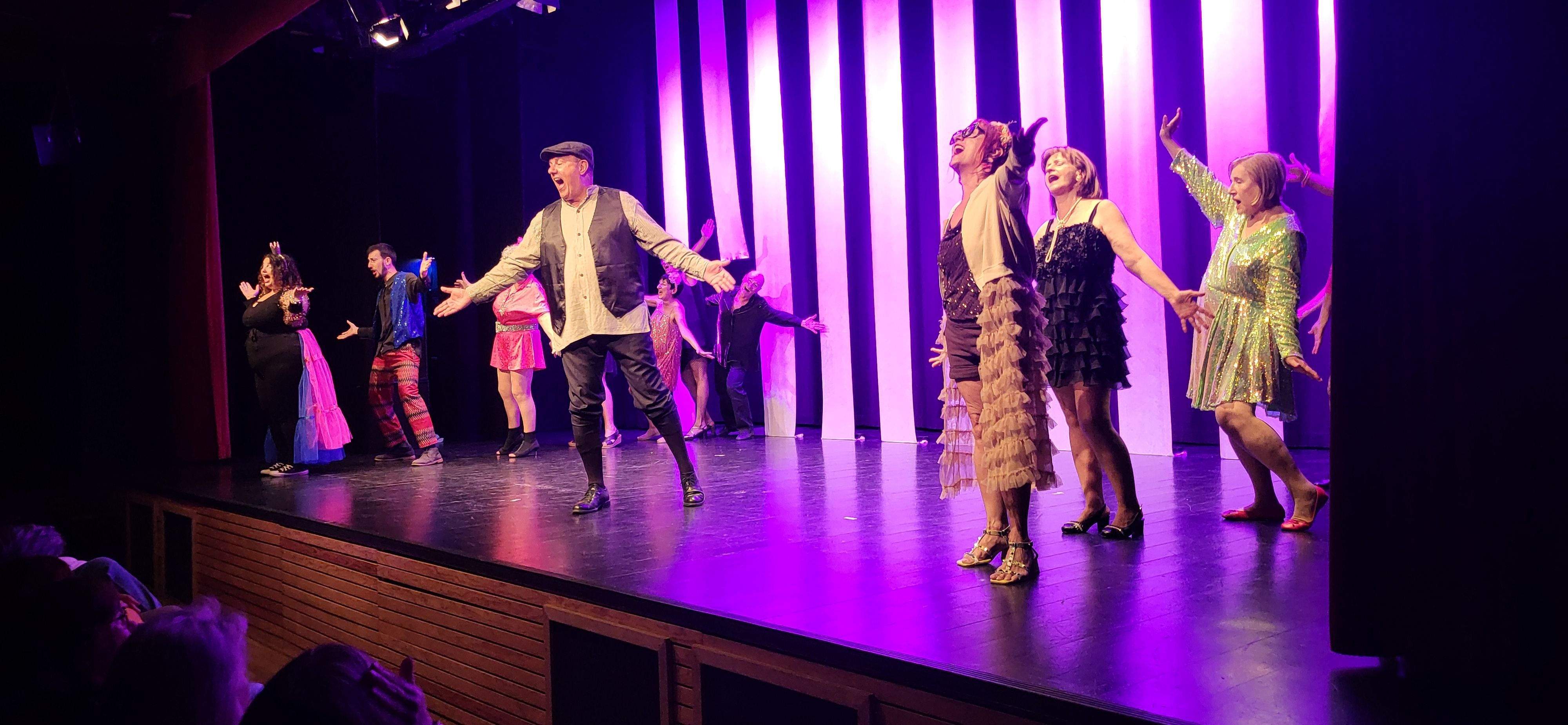 Las Lolas interpretando  "Las chicas de la asamblea". Foto Myriam Martínez