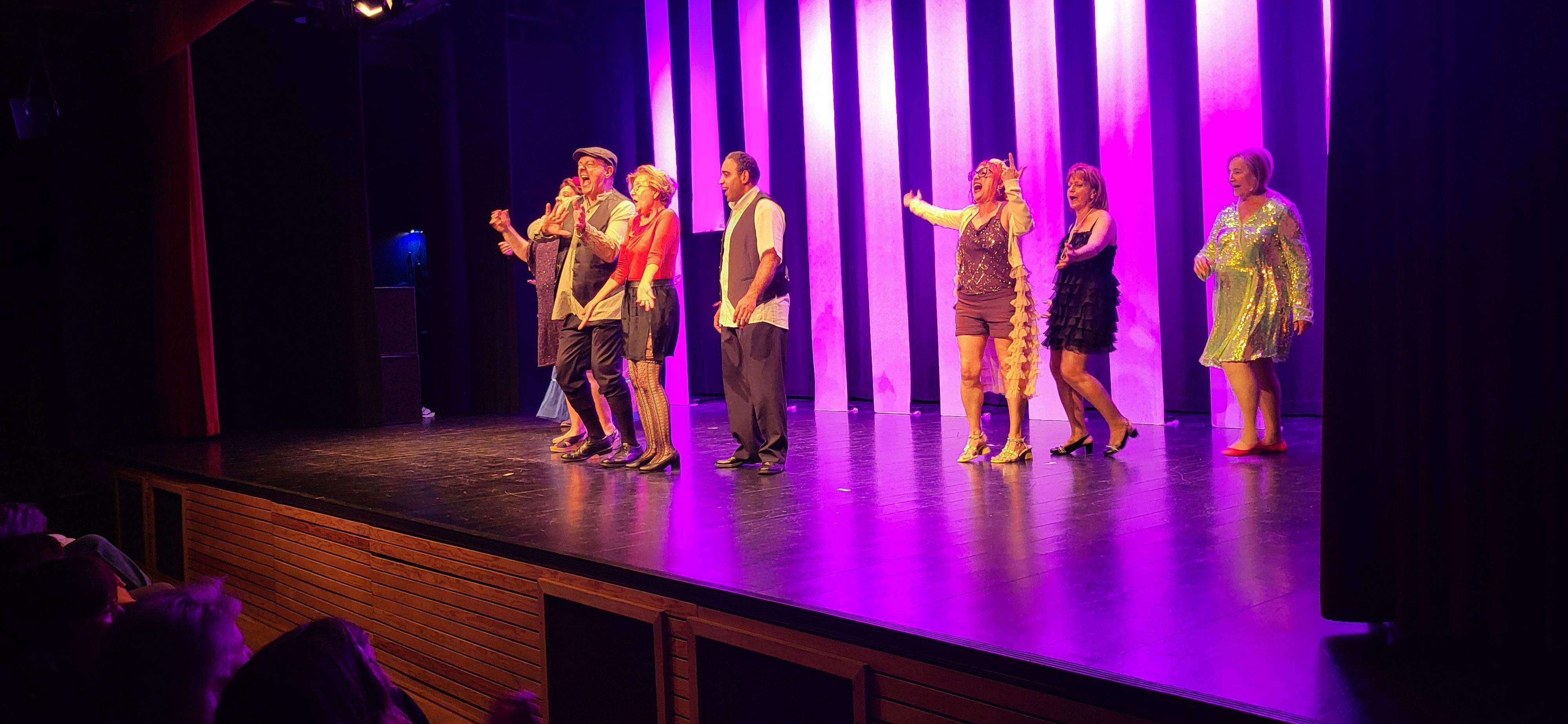 Las Lolas interpretando  "Las chicas de la asamblea". Foto Myriam Martínez