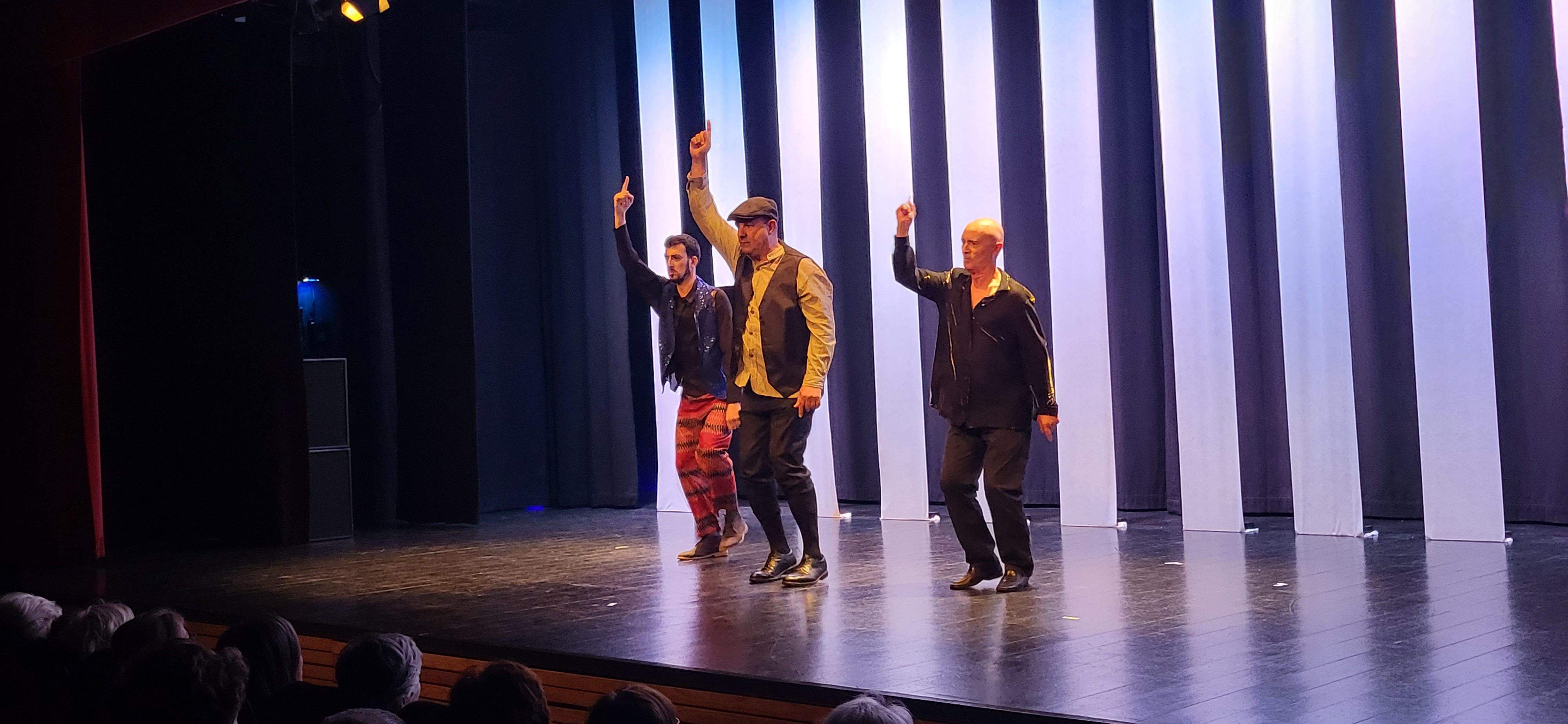 Las Lolas interpretando  "Las chicas de la asamblea". Foto Myriam Martínez