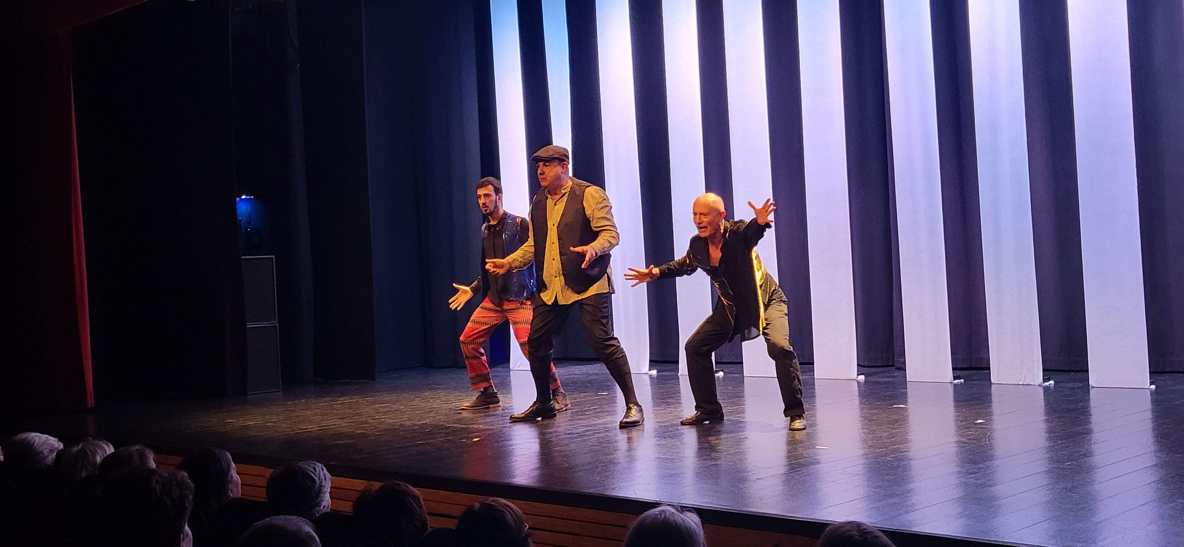 Las Lolas interpretando  "Las chicas de la asamblea". Foto Myriam Martínez