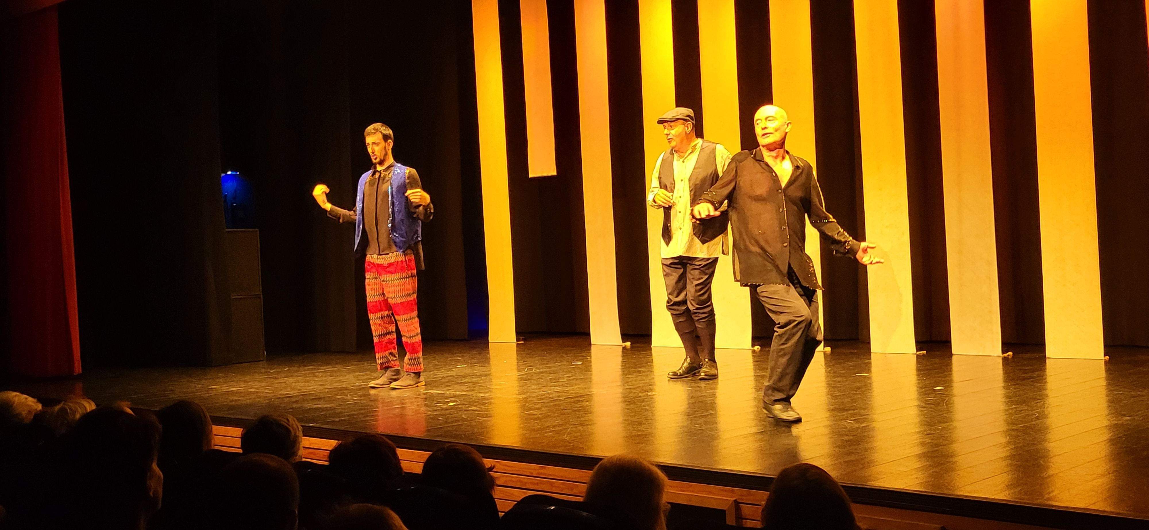 Las Lolas interpretando  "Las chicas de la asamblea". Foto Myriam Martínez