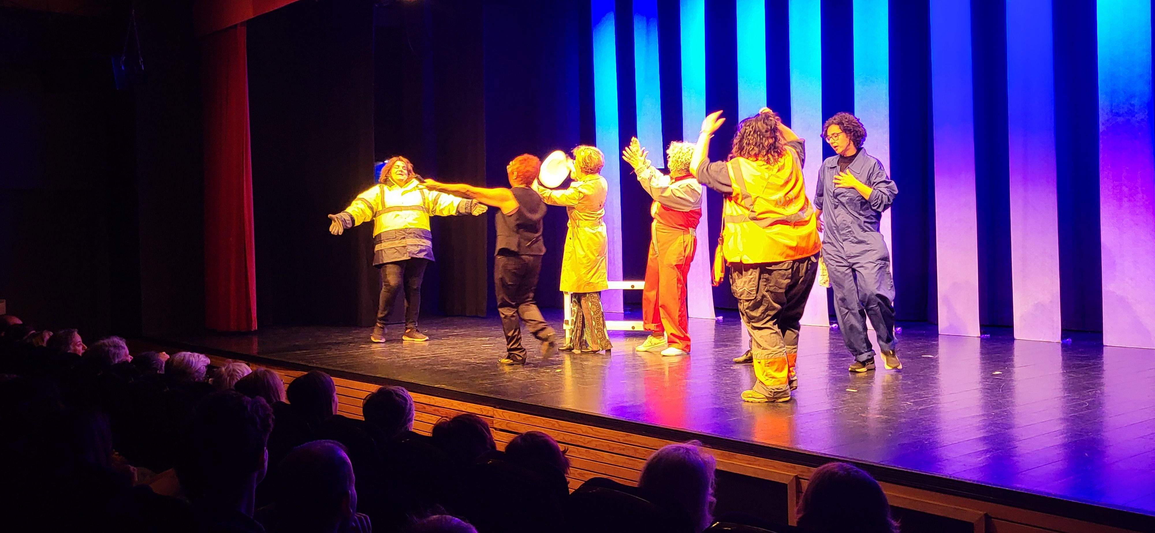 Las Lolas interpretando  "Las chicas de la asamblea". Foto Myriam Martínez