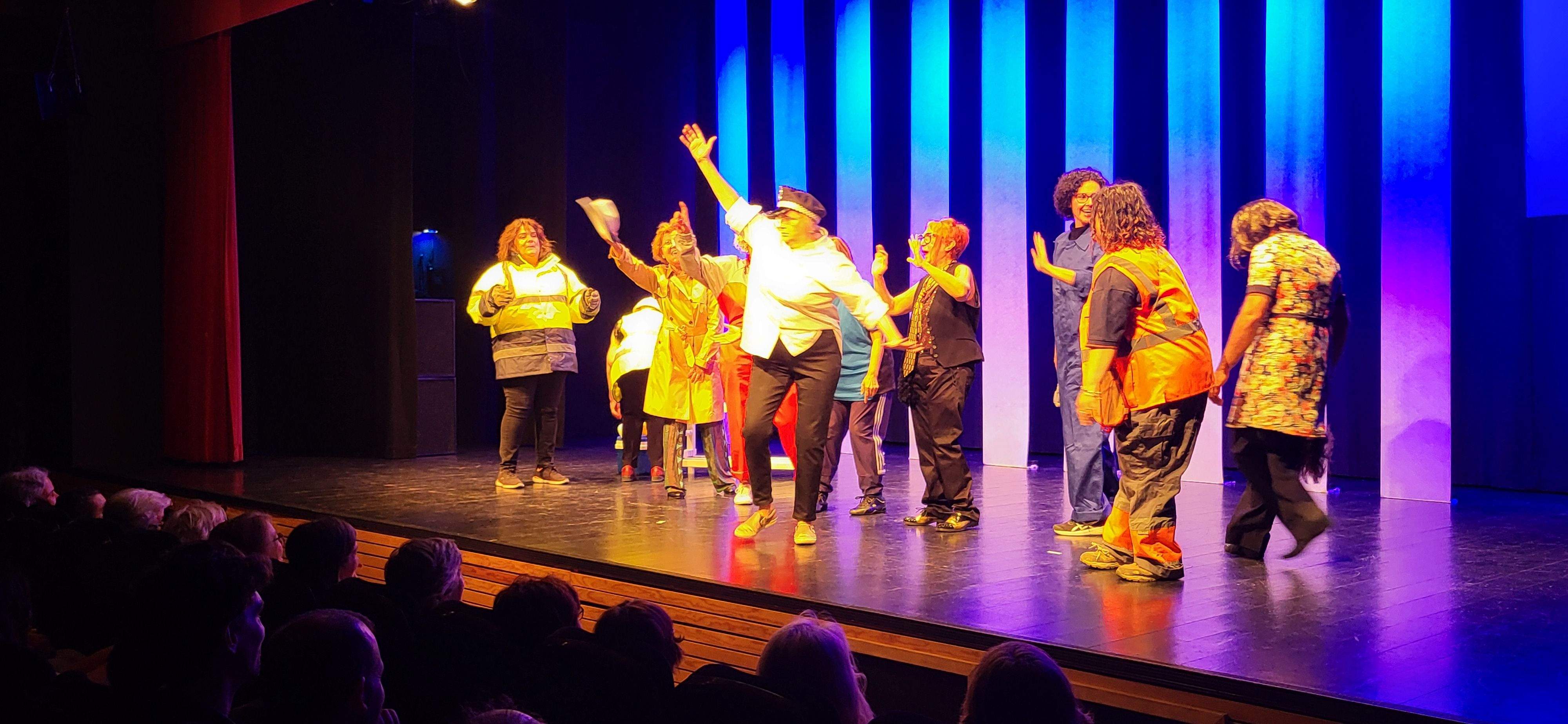 Las Lolas interpretando  "Las chicas de la asamblea". Foto Myriam Martínez