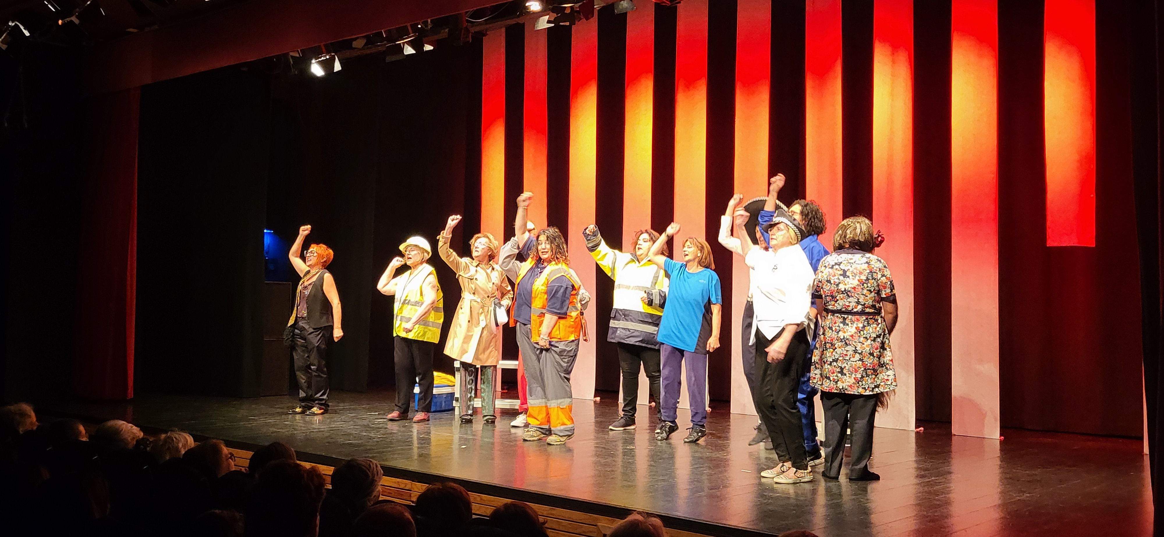 Las Lolas interpretando  "Las chicas de la asamblea". Foto Myriam Martínez