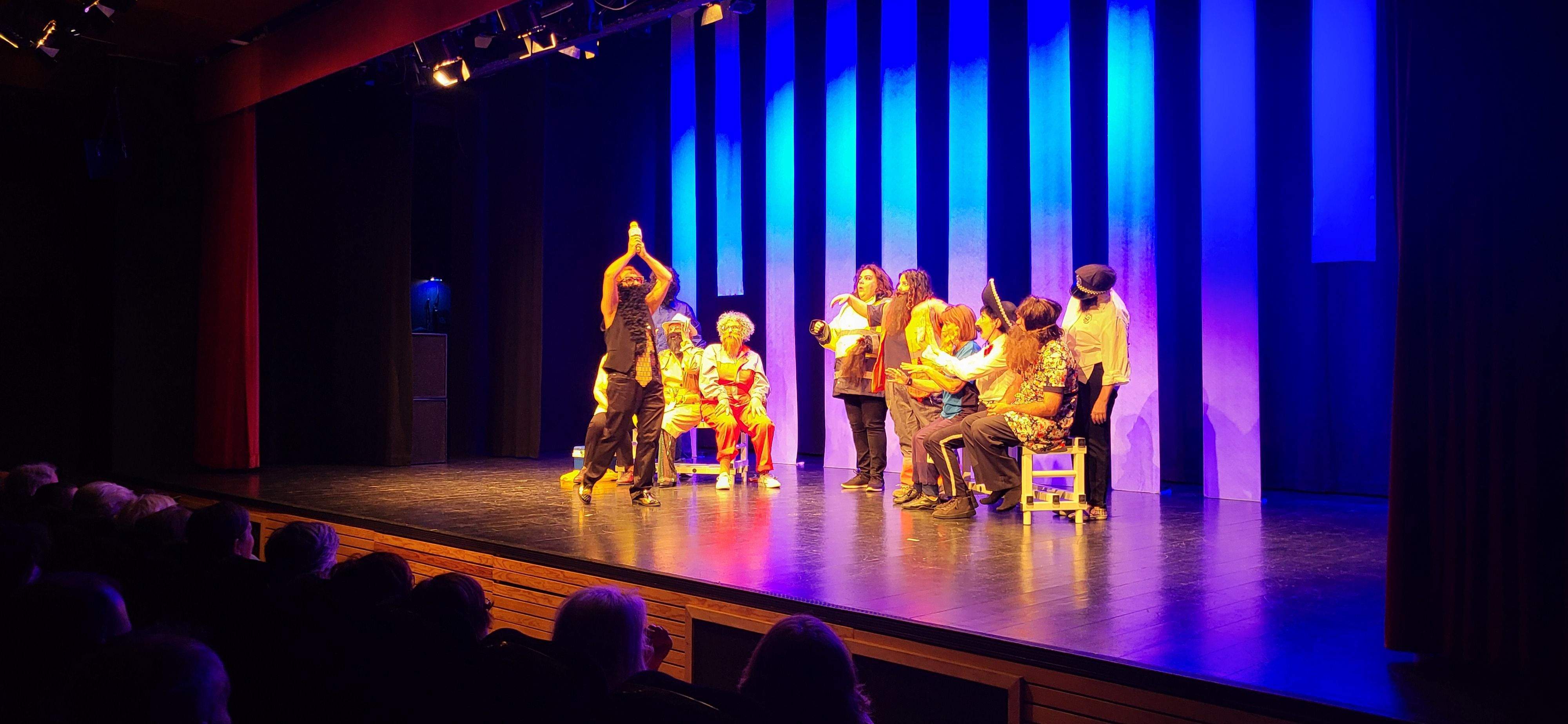 Las Lolas interpretando  "Las chicas de la asamblea". Foto Myriam Martínez