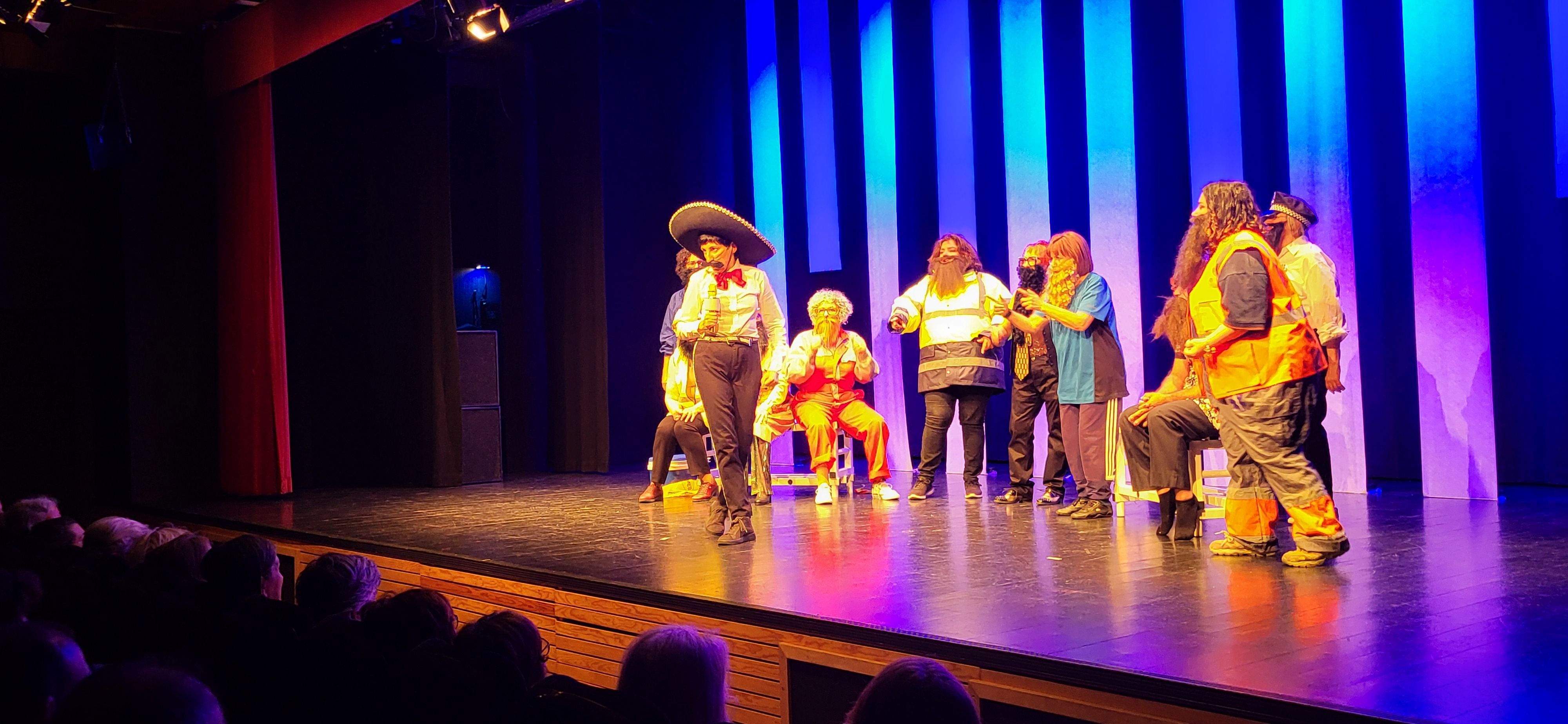 Las Lolas interpretando  "Las chicas de la asamblea". Foto Myriam Martínez