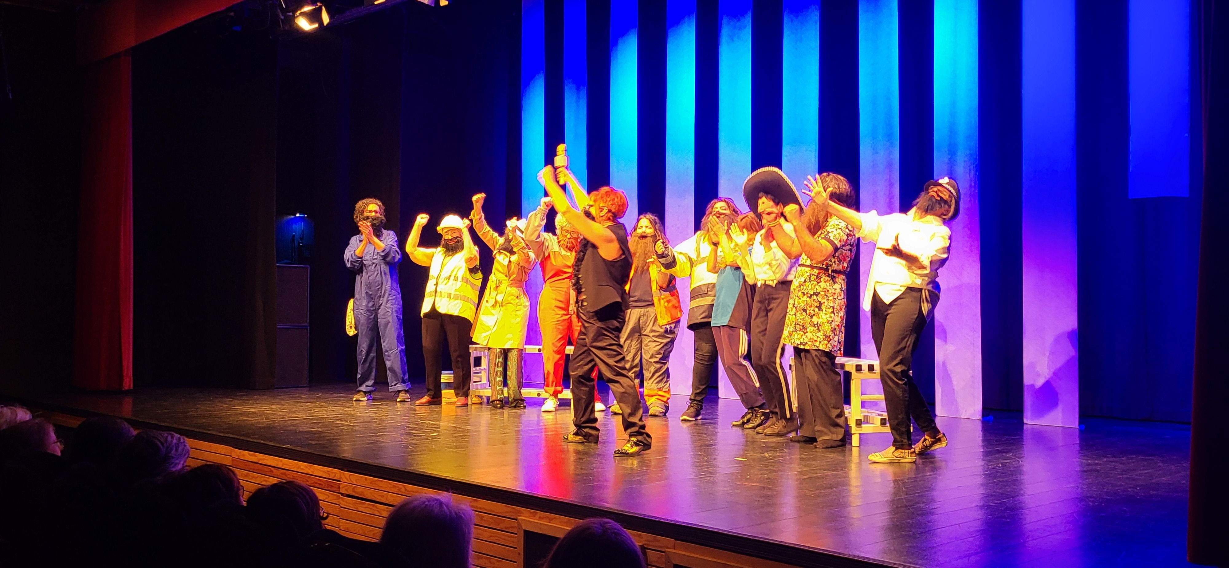 Las Lolas interpretando  "Las chicas de la asamblea". Foto Myriam Martínez