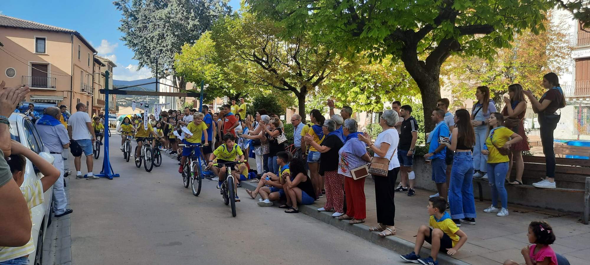 Los chicos y chicas de hasta 11 años, siguen cogiendo cintas. Foto Ayuntamiento de Ayerbe