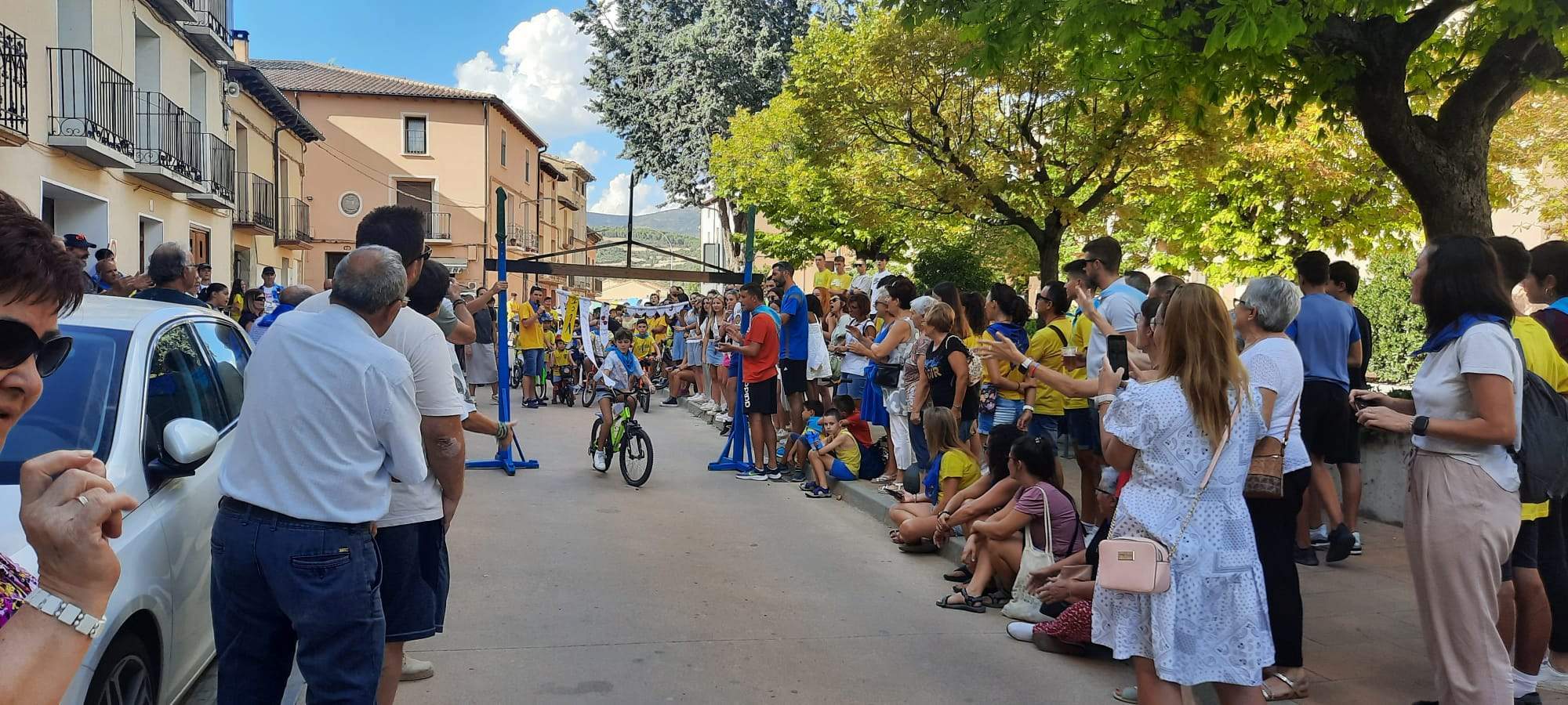 Los pequeños siguen cogiendo cintas. Foto Ayuntamiento de Ayerbe