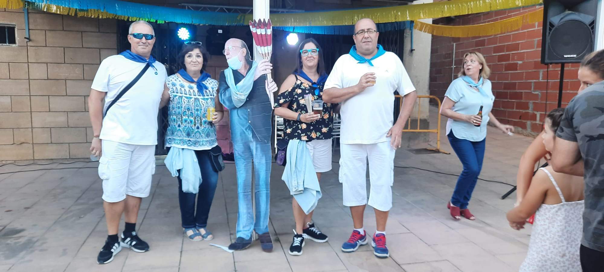 Todos se quieren hacer una foto con Lazcorreta. Foto Ayuntamiento de Ayerbe