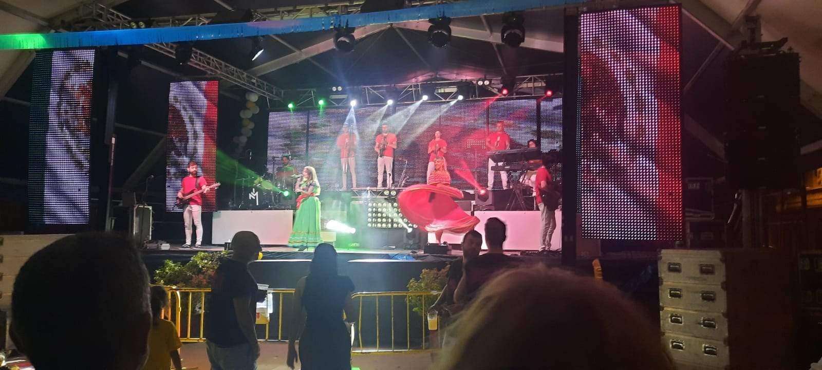 Gran actuación de la orquesta Energy Show, que se quedó con todo el público: joven y menos joven. Foto Ayuntamiento de Ayerbe
