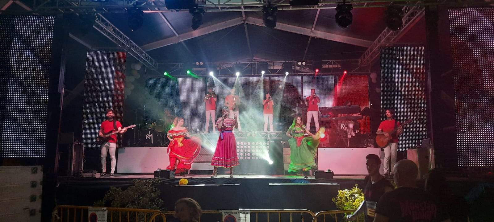 Gran actuación de la orquesta Energy Show, que se quedó con todo el público: joven y menos joven. Foto Ayuntamiento de Ayerbe