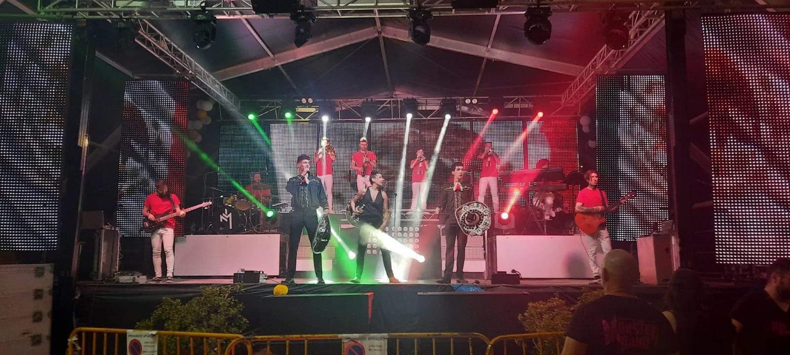 Gran actuación de la orquesta Energy Show, que se quedó con todo el público: joven y menos joven. Foto Ayuntamiento de Ayerbe