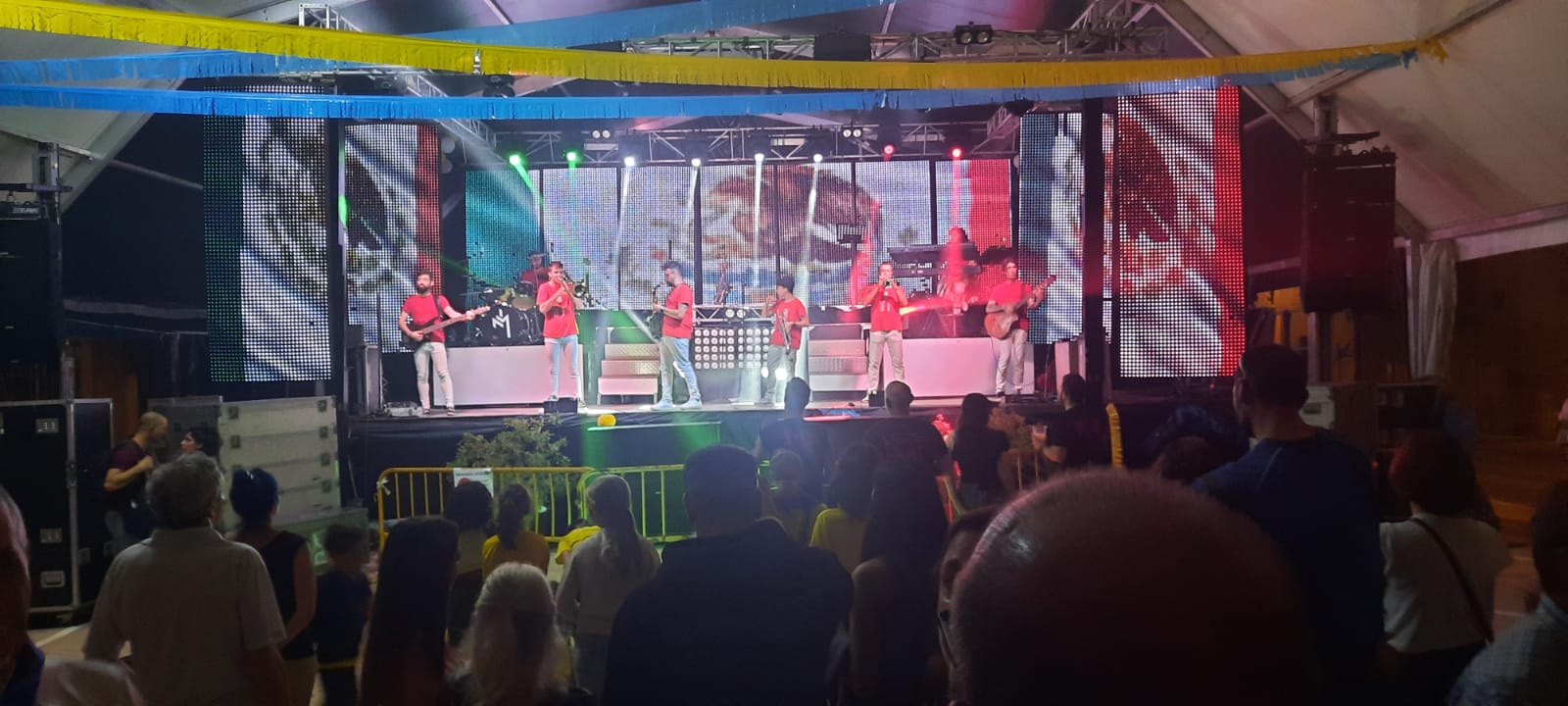 Gran actuación de la orquesta Energy Show, que se quedó con todo el público: joven y menos joven. Foto Ayuntamiento de Ayerbe