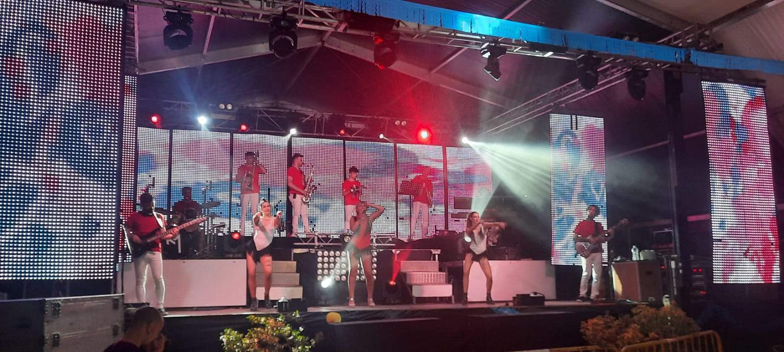 Gran actuación de la orquesta Energy Show, que se quedó con todo el público: joven y menos joven. Foto Ayuntamiento de Ayerbe