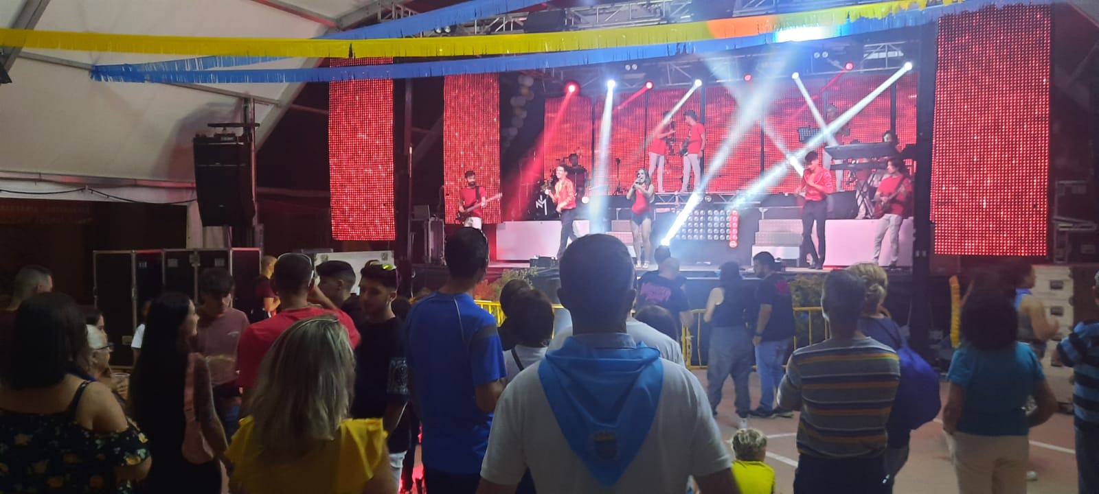 Gran actuación de la orquesta Energy Show, que se quedó con todo el público: joven y menos joven. Foto Ayuntamiento de Ayerbe