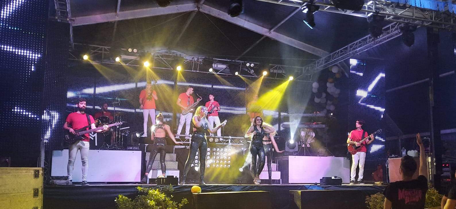 Gran actuación de la orquesta Energy Show, que se quedó con todo el público: joven y menos joven. Foto Ayuntamiento de Ayerbe