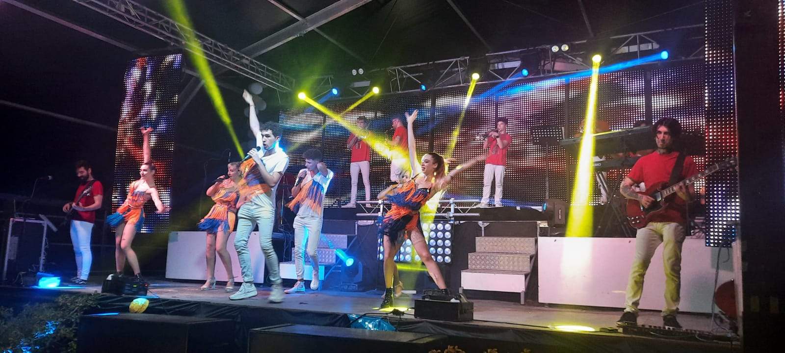 Gran actuación de la orquesta Energy Show, que se quedó con todo el público: joven y menos joven. Foto Ayuntamiento de Ayerbe