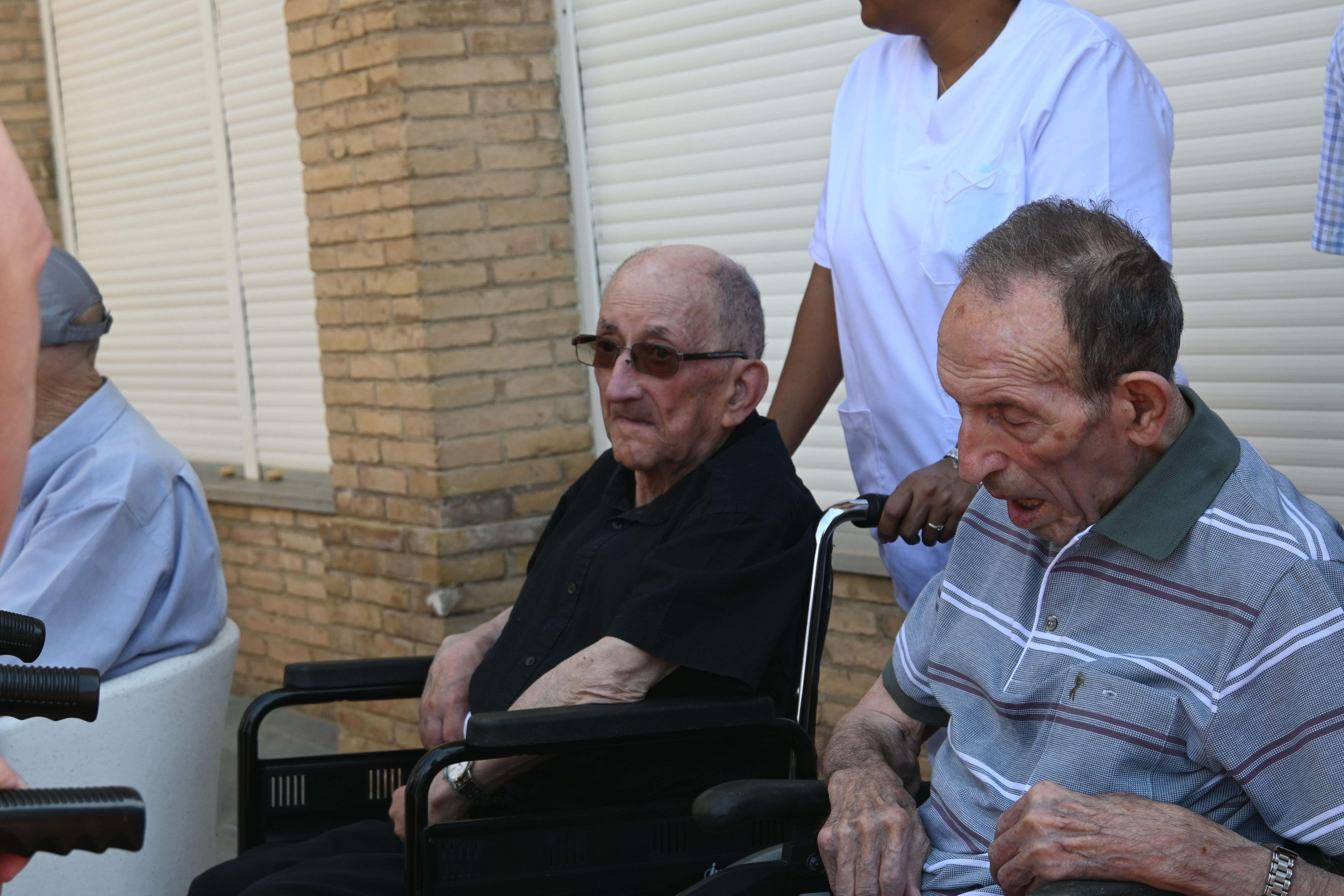Bendición de las obras en patios y jardines de la Residencia Saturnino López Novoa de Huesca. Foto Carlos Jalle
