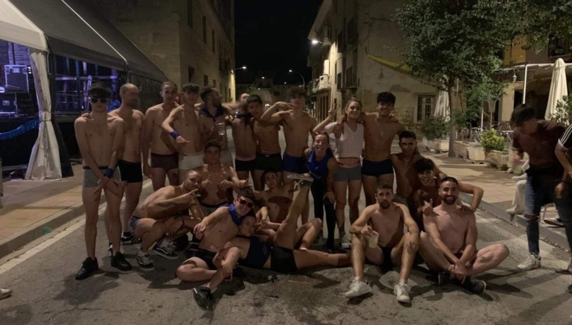 Marcos Martínez, segundo por la derecha sentado, ha ganado la prestigiosa carrera de calzoncillos villa de Ayerbe.  Foto Ayuntamiento de Ayerbe
