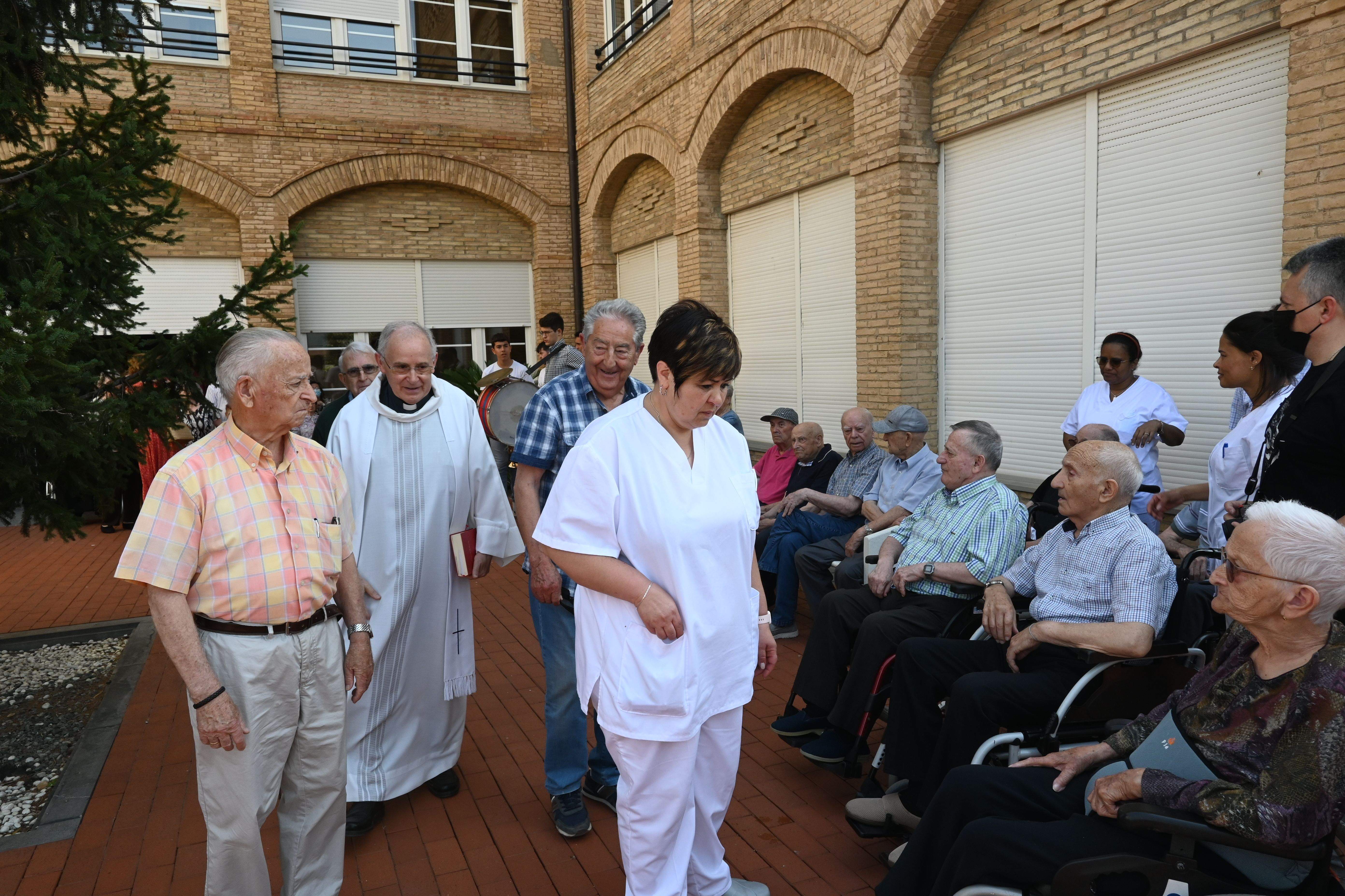 Bendición de las obras en patios y jardines de la Residencia Saturnino López Novoa de Huesca. Foto Carlos Jalle