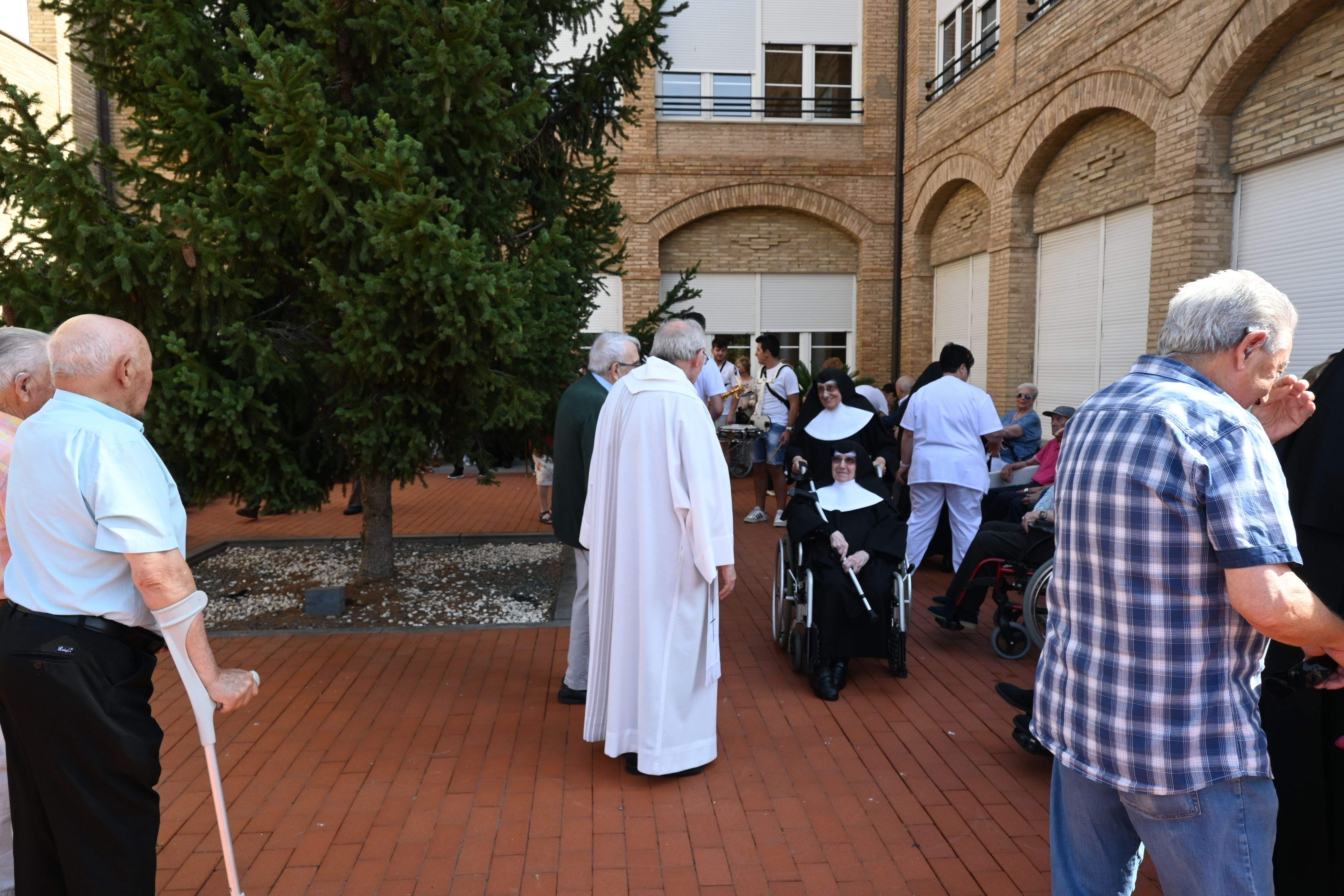 Bendición de las obras en patios y jardines de la Residencia Saturnino López Novoa de Huesca. Foto Carlos Jalle