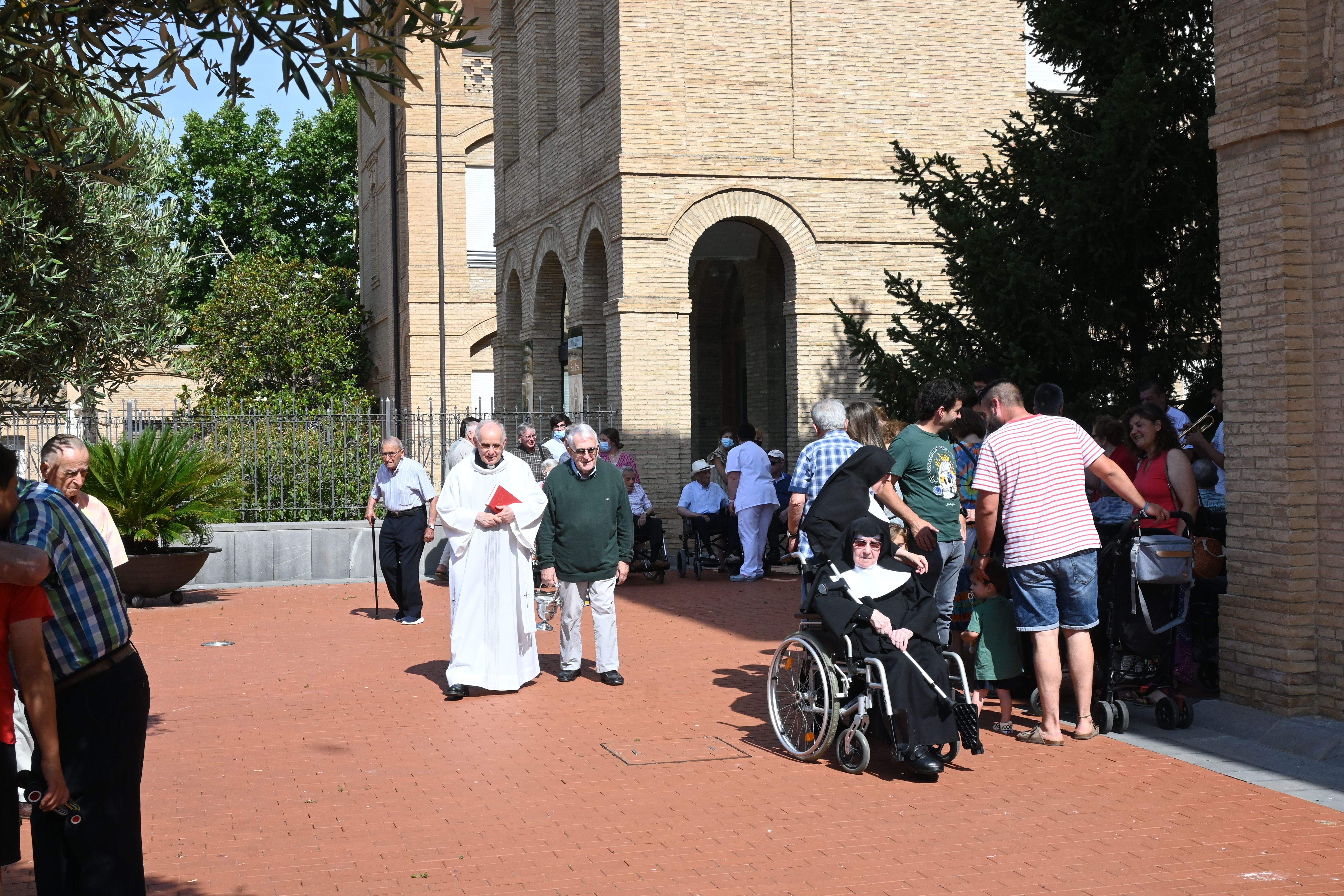 Bendición de las obras en patios y jardines de la Residencia Saturnino López Novoa de Huesca. Foto Carlos Jalle