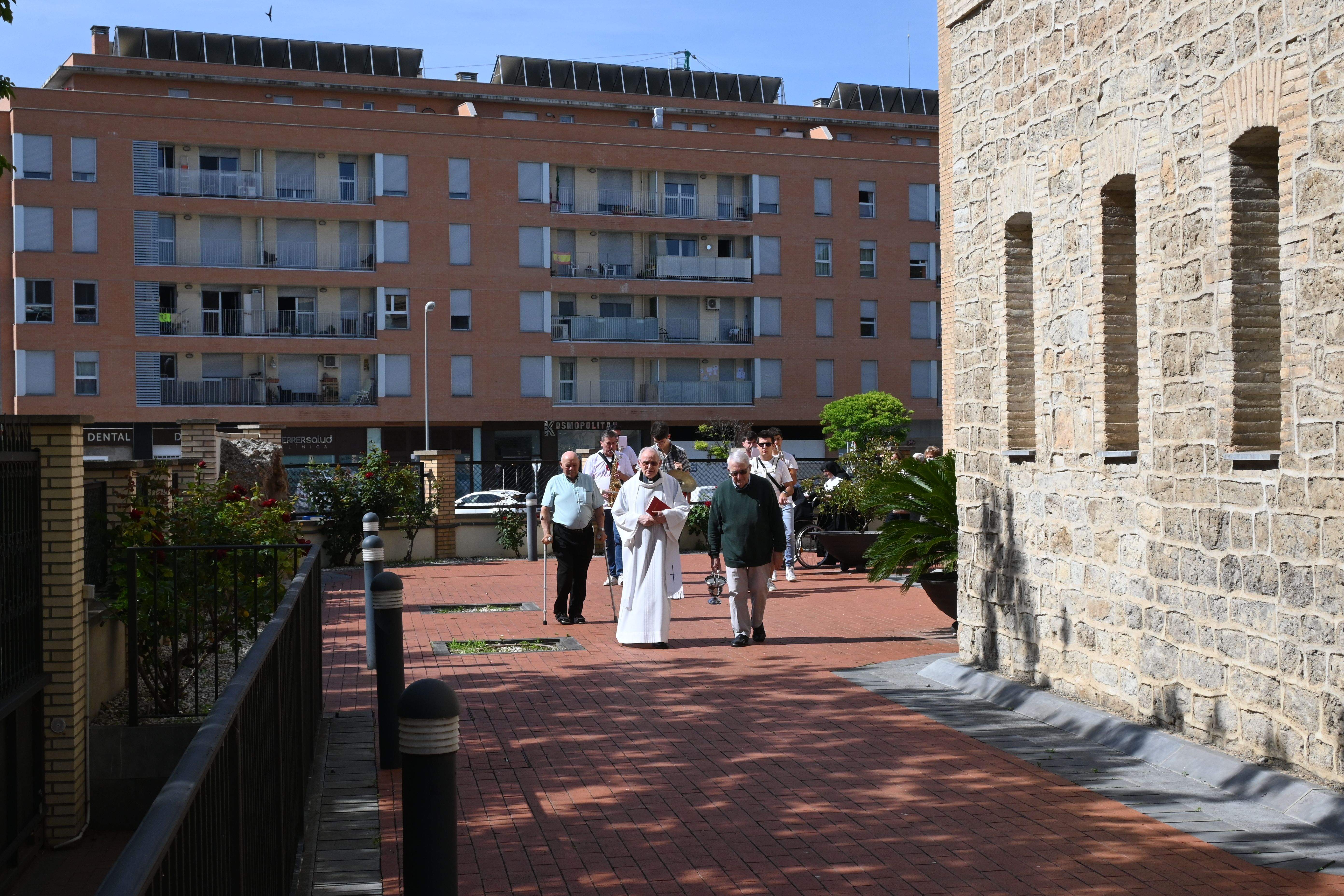Bendición de las obras en patios y jardines de la Residencia Saturnino López Novoa de Huesca. Foto Carlos Jalle