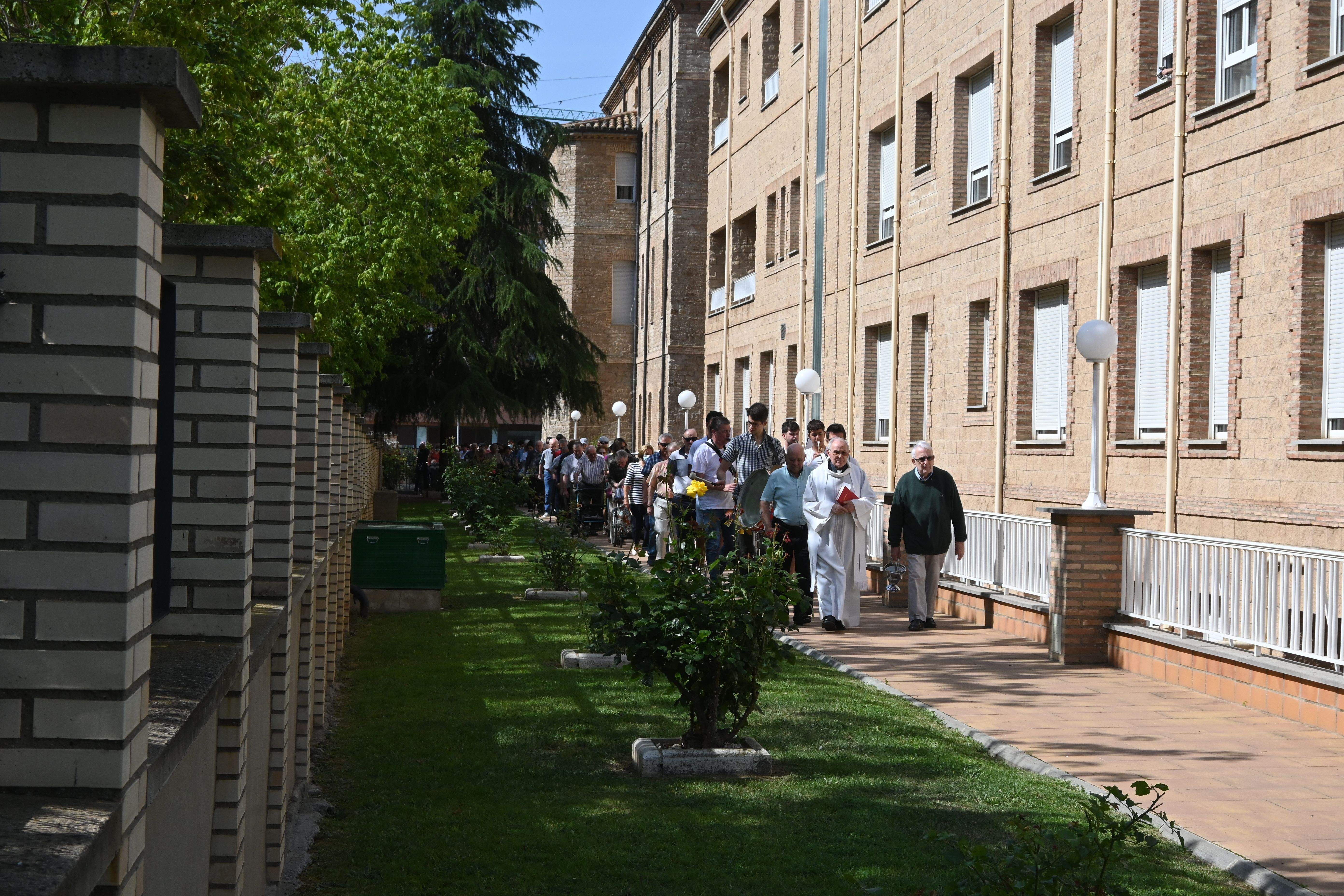Bendición de las obras en patios y jardines de la Residencia Saturnino López Novoa de Huesca. Foto Carlos Jalle
