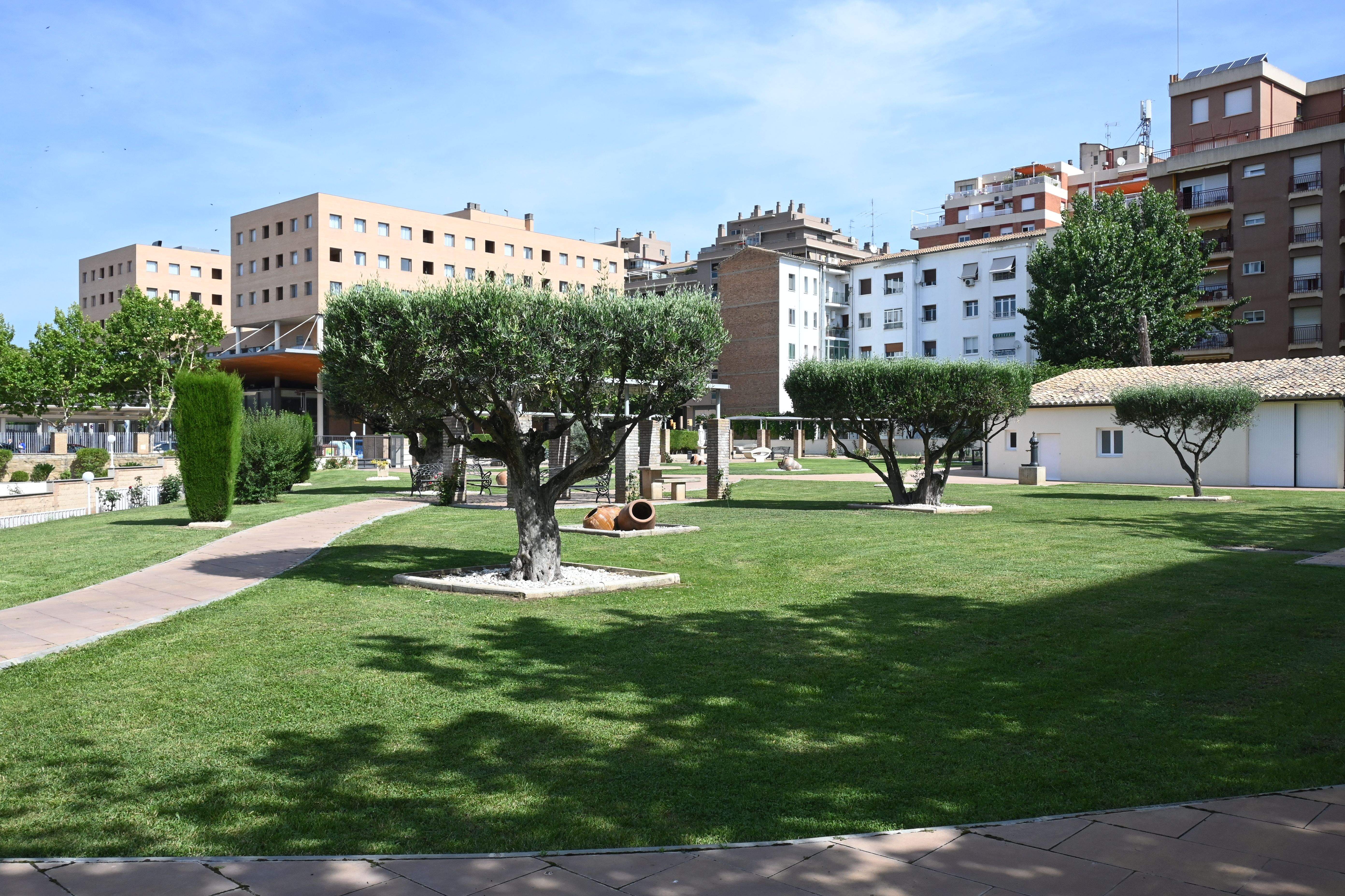 Bendición de las obras en patios y jardines de la Residencia Saturnino López Novoa de Huesca. Foto Carlos Jalle