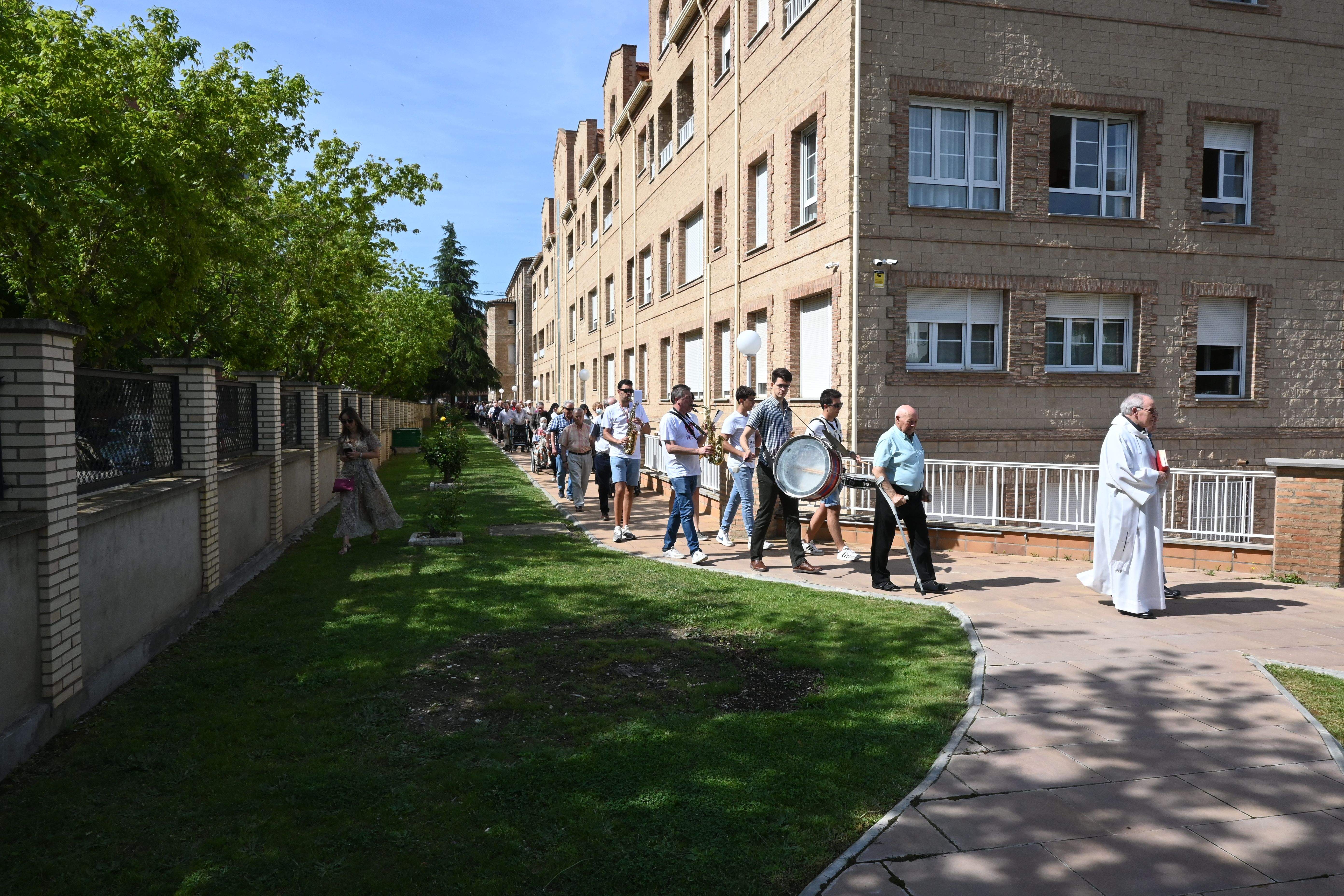 Bendición de las obras en patios y jardines de la Residencia Saturnino López Novoa de Huesca. Foto Carlos Jalle