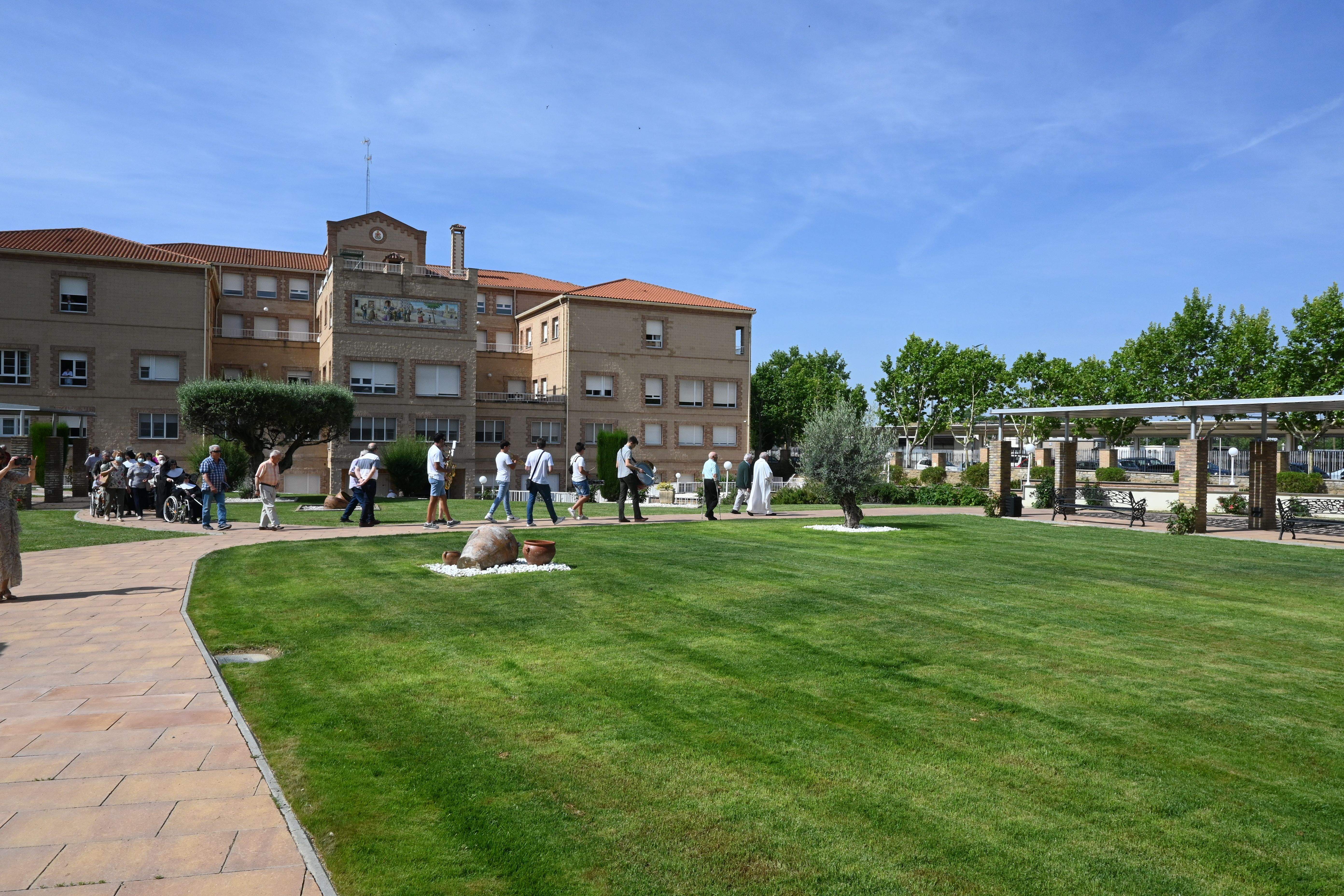 Bendición de las obras en patios y jardines de la Residencia Saturnino López Novoa de Huesca. Foto Carlos Jalle