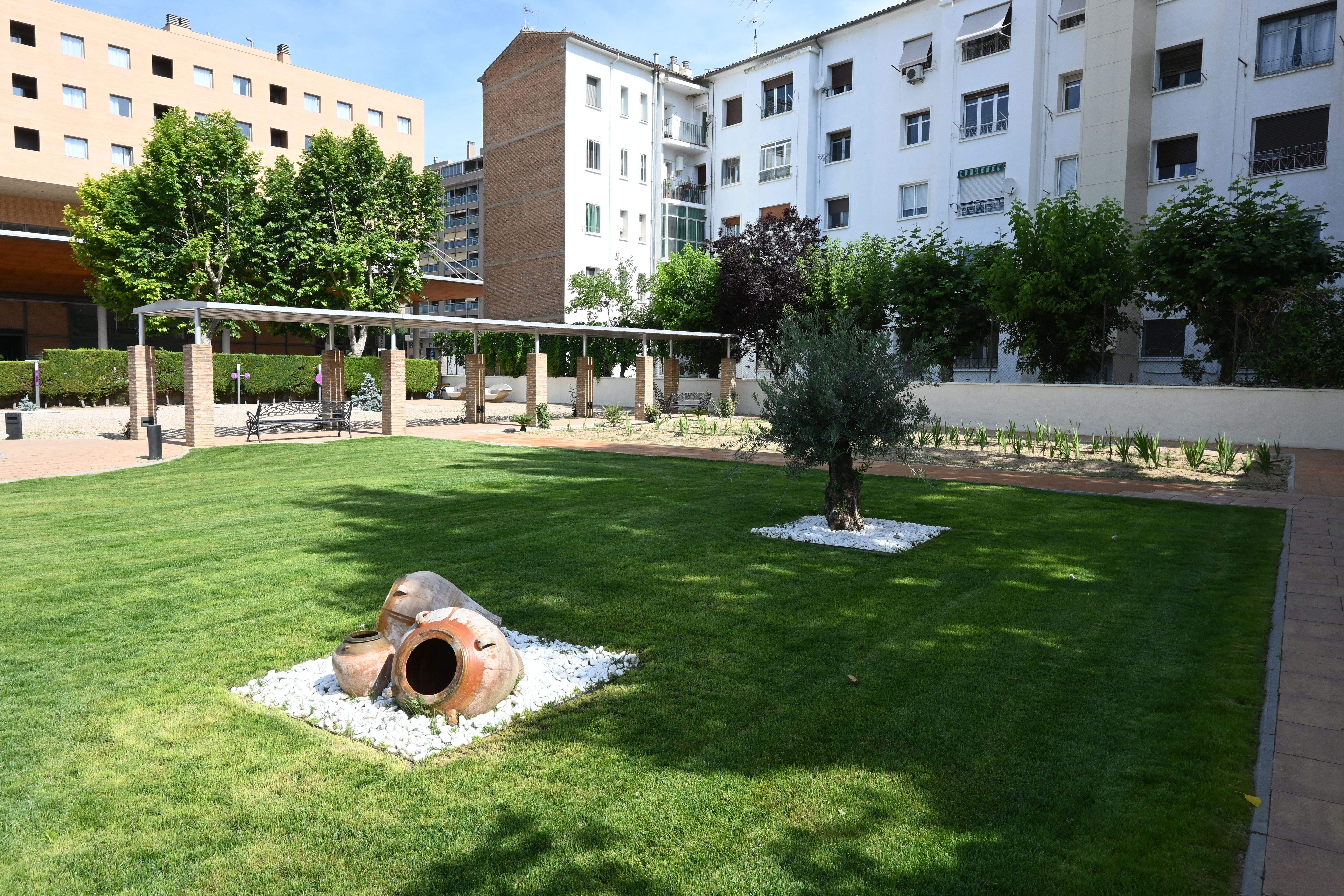 Bendición de las obras en patios y jardines de la Residencia Saturnino López Novoa de Huesca. Foto Carlos Jalle