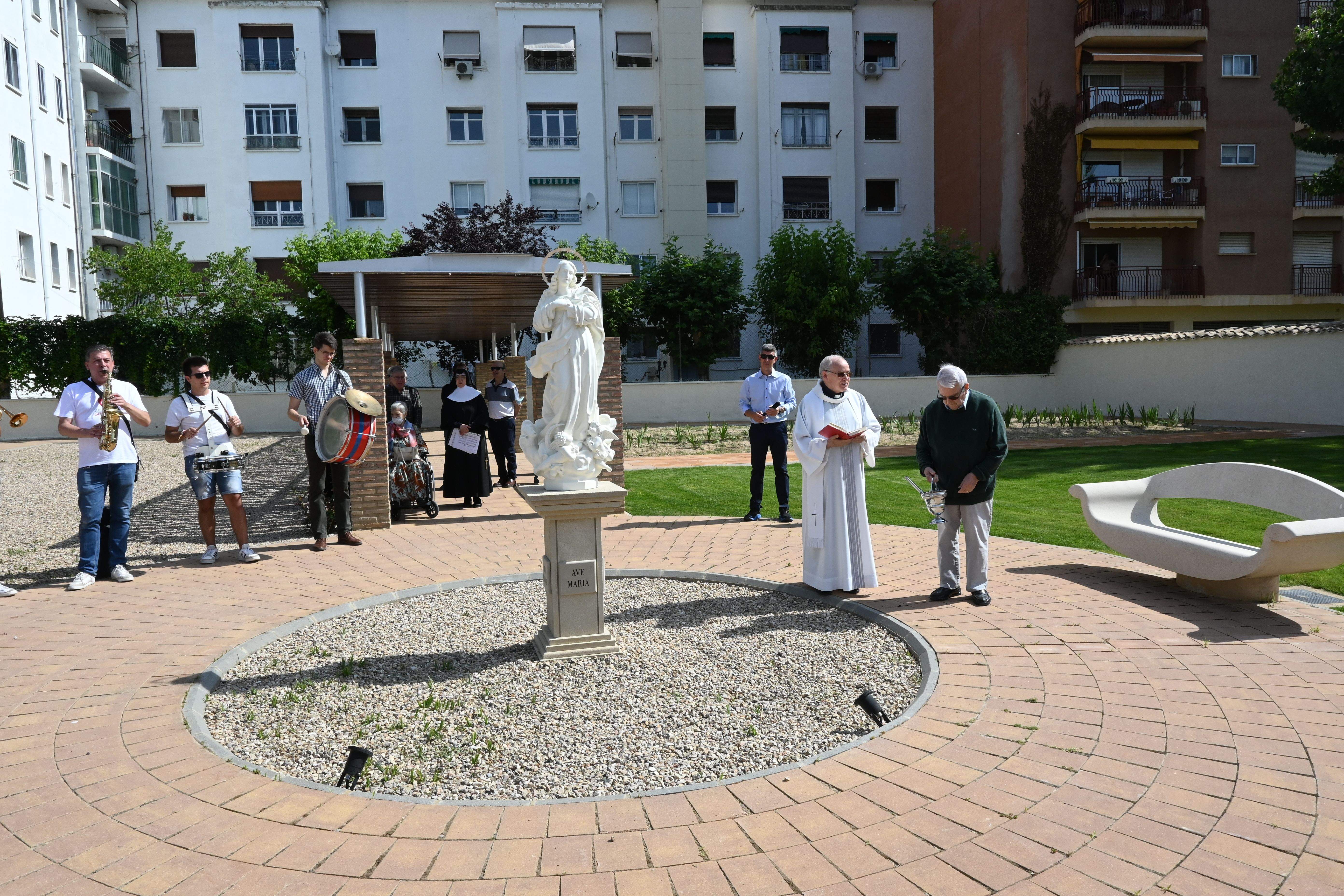 Bendición de las obras en patios y jardines de la Residencia Saturnino López Novoa de Huesca. Foto Carlos Jalle