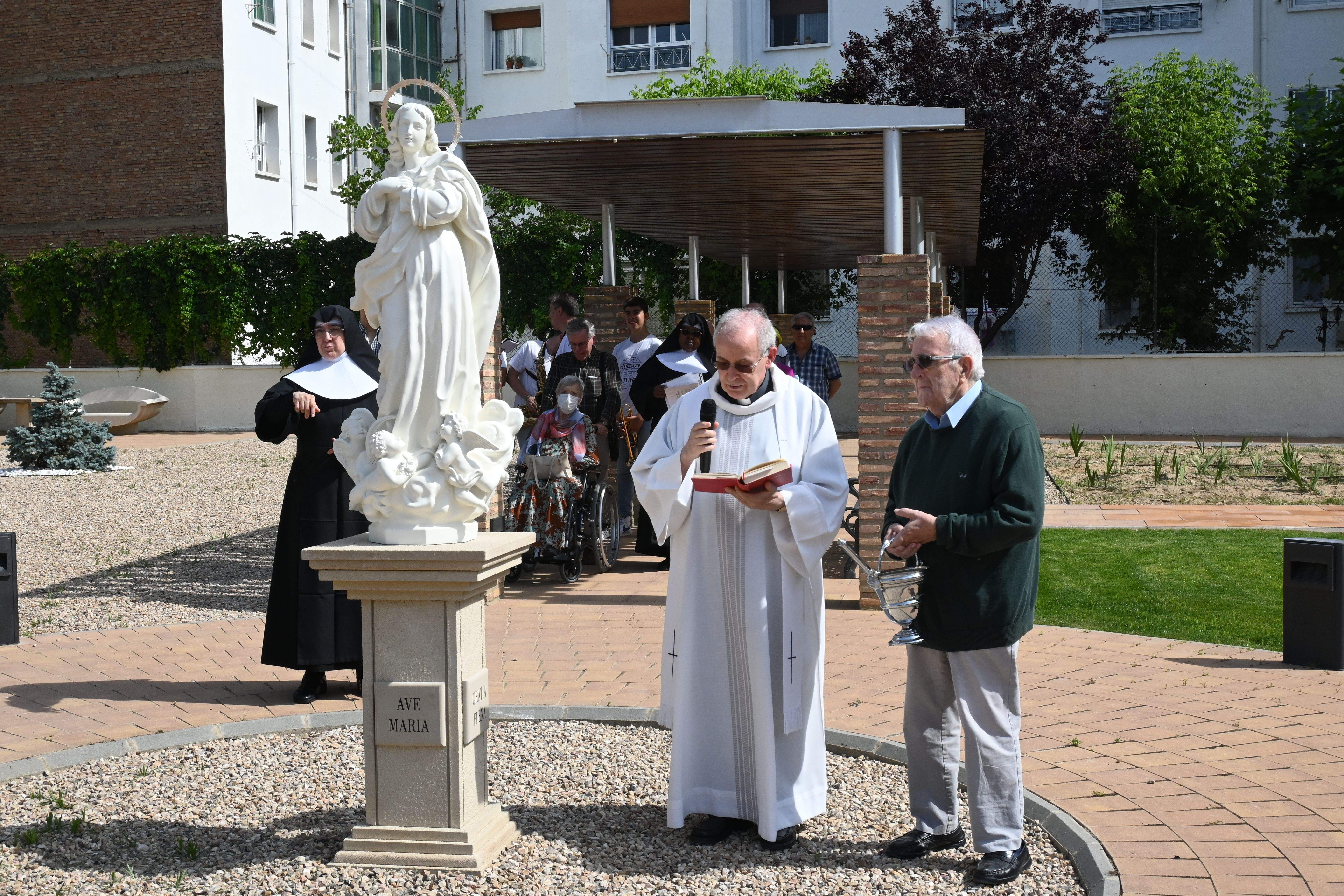 Bendición de las obras en patios y jardines de la Residencia Saturnino López Novoa de Huesca. Foto Carlos Jalle