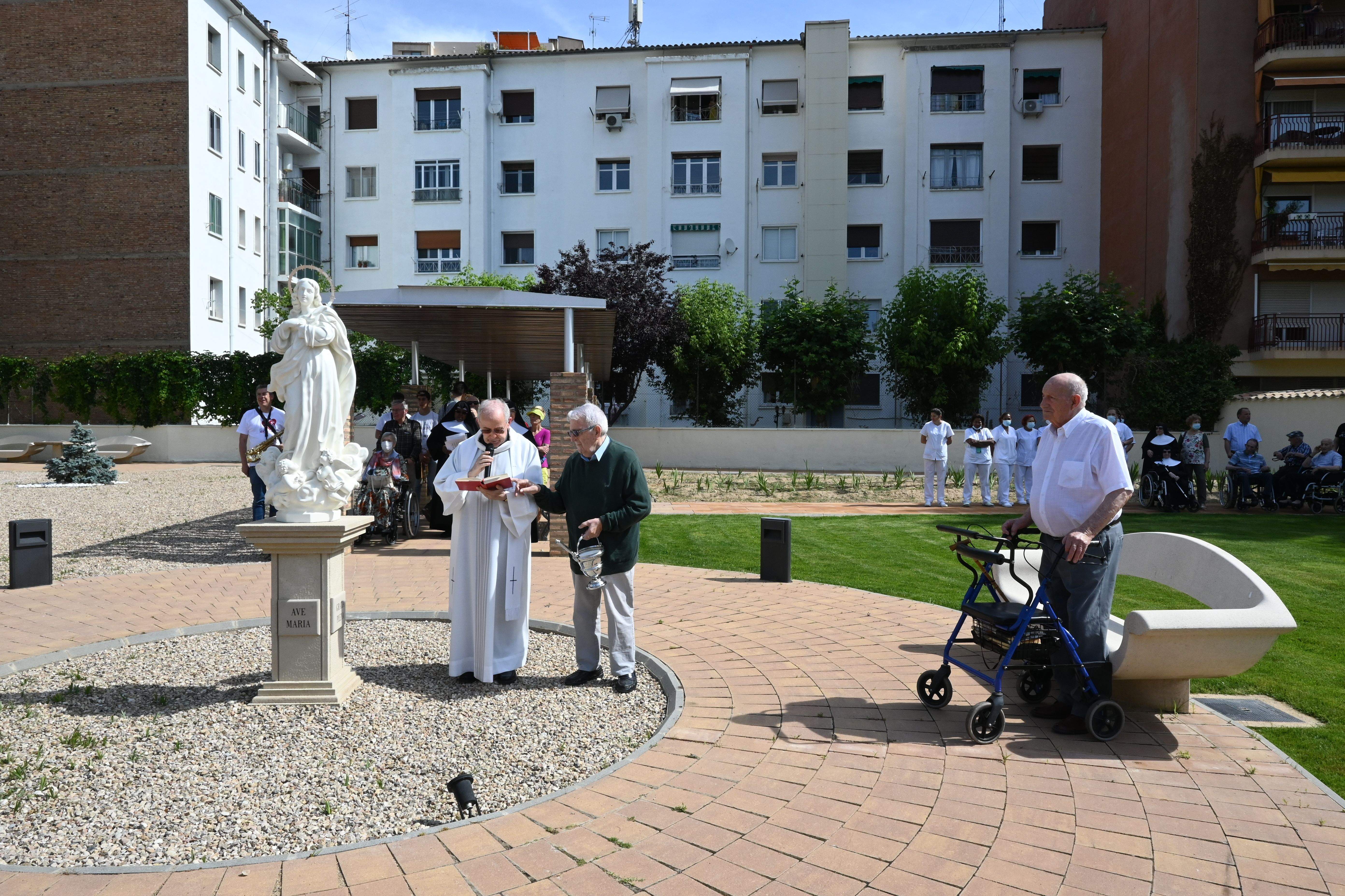 Bendición de las obras en patios y jardines de la Residencia Saturnino López Novoa de Huesca. Foto Carlos Jalle