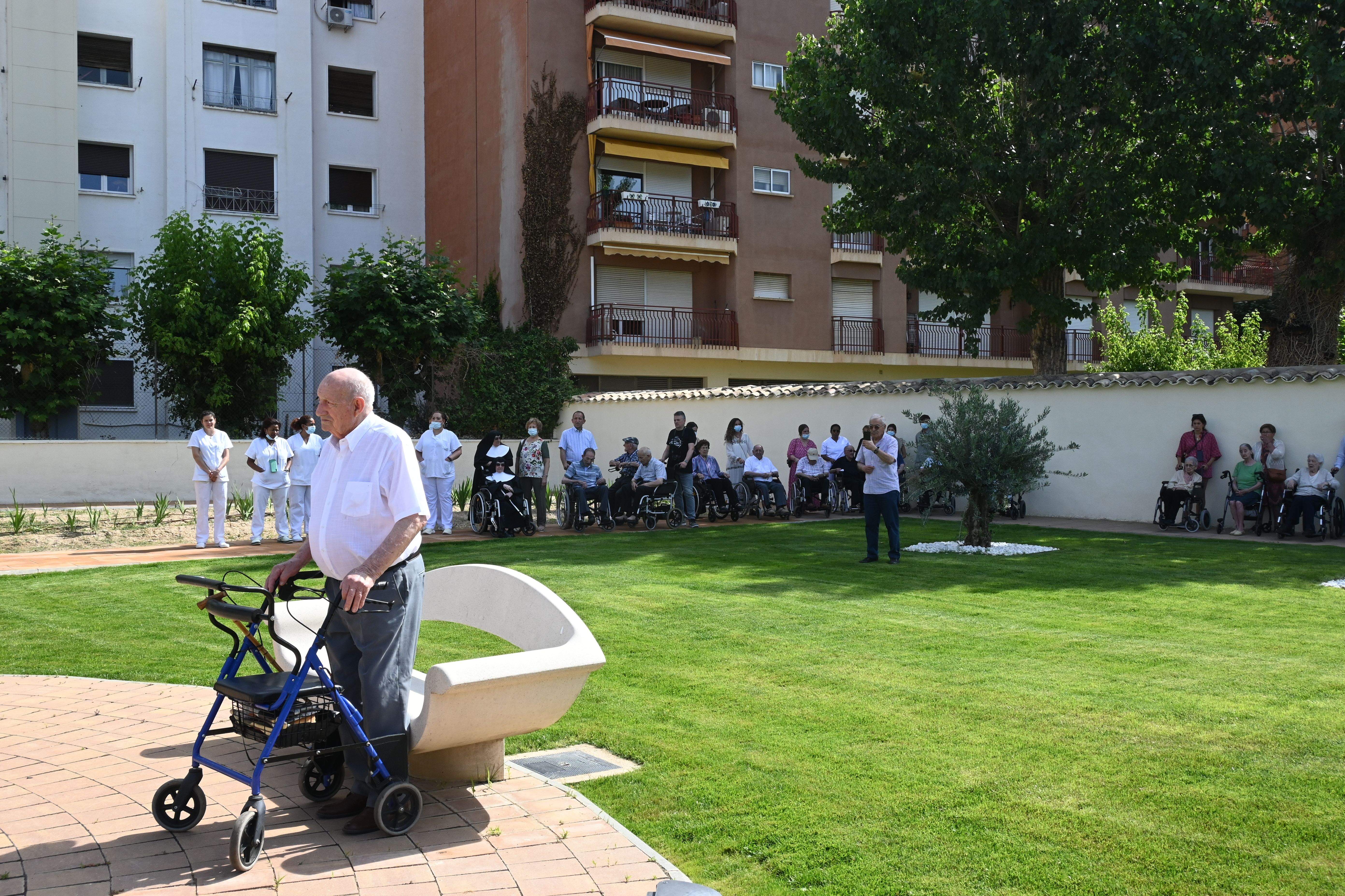 Bendición de las obras en patios y jardines de la Residencia Saturnino López Novoa de Huesca. Foto Carlos Jalle