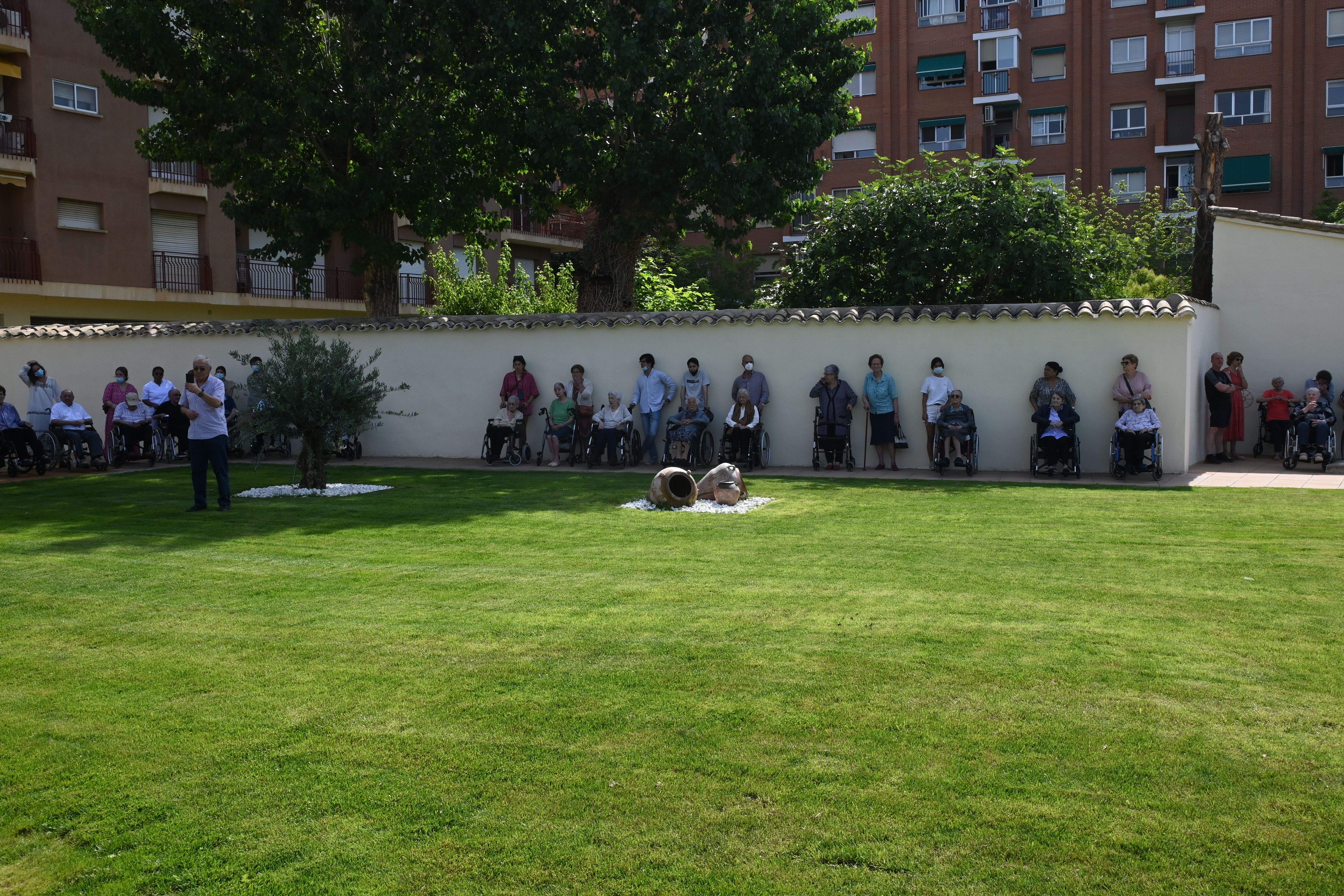 Bendición de las obras en patios y jardines de la Residencia Saturnino López Novoa de Huesca. Foto Carlos Jalle