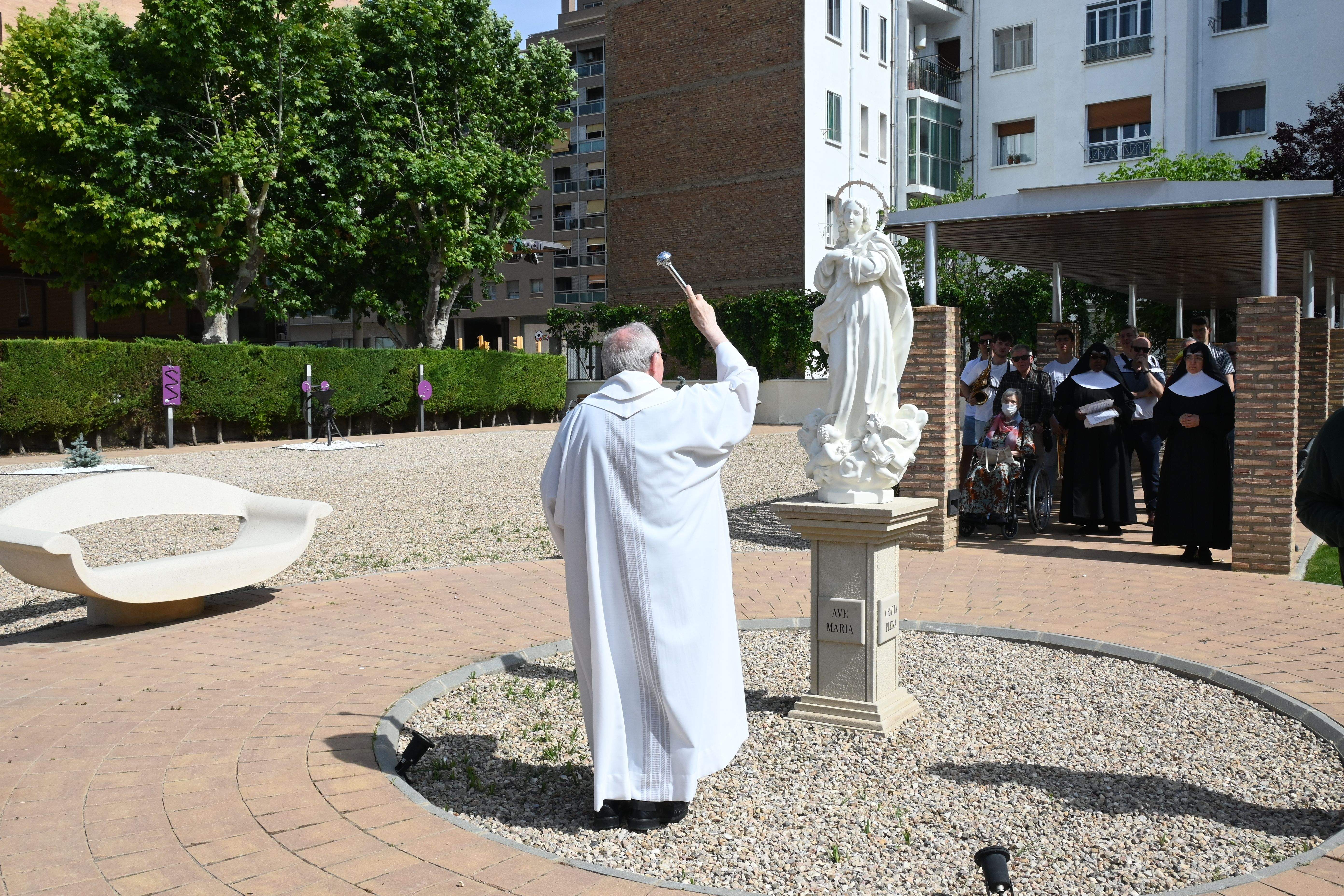 Bendición de las obras en patios y jardines de la Residencia Saturnino López Novoa de Huesca. Foto Carlos Jalle