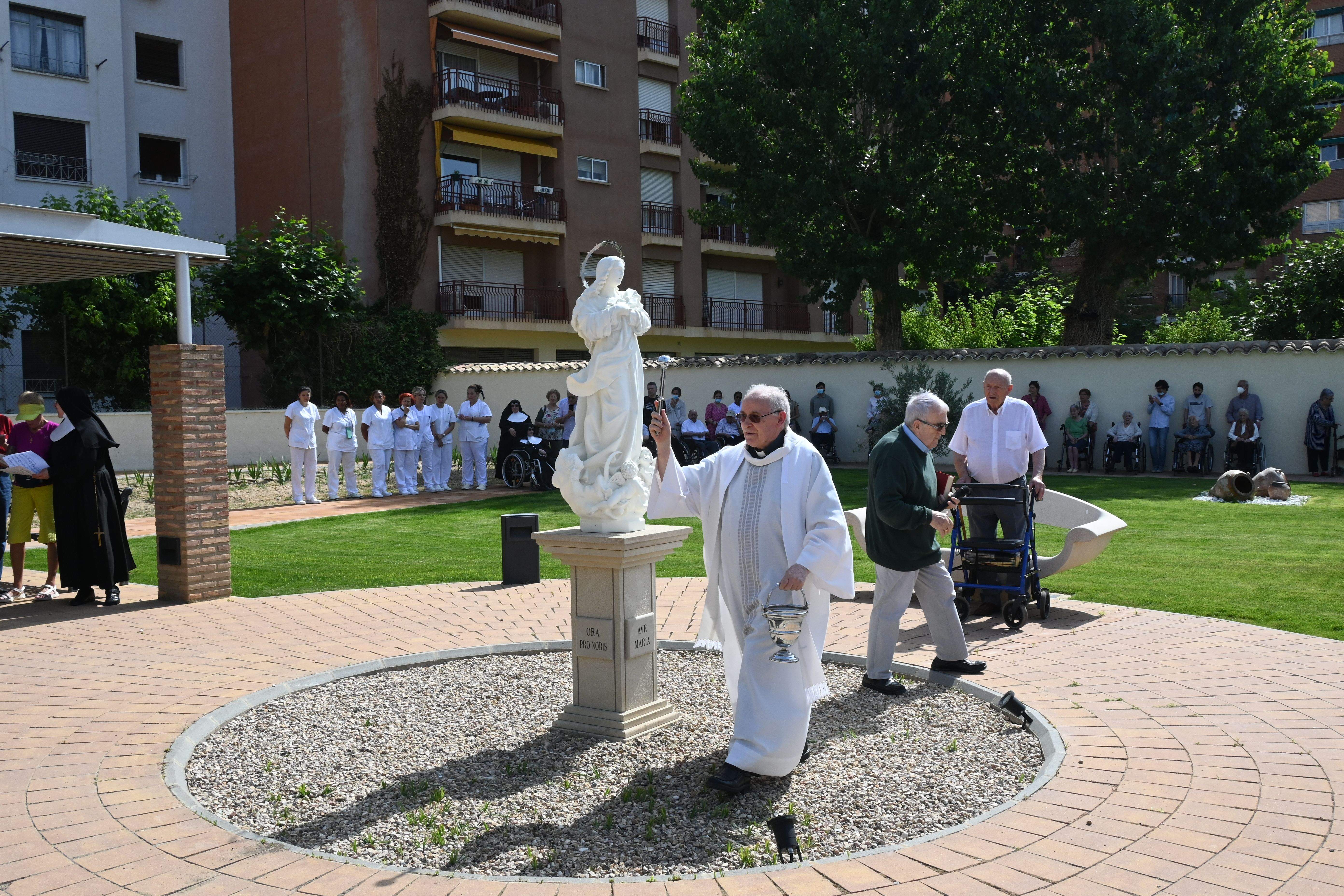 Bendición de las obras en patios y jardines de la Residencia Saturnino López Novoa de Huesca. Foto Carlos Jalle